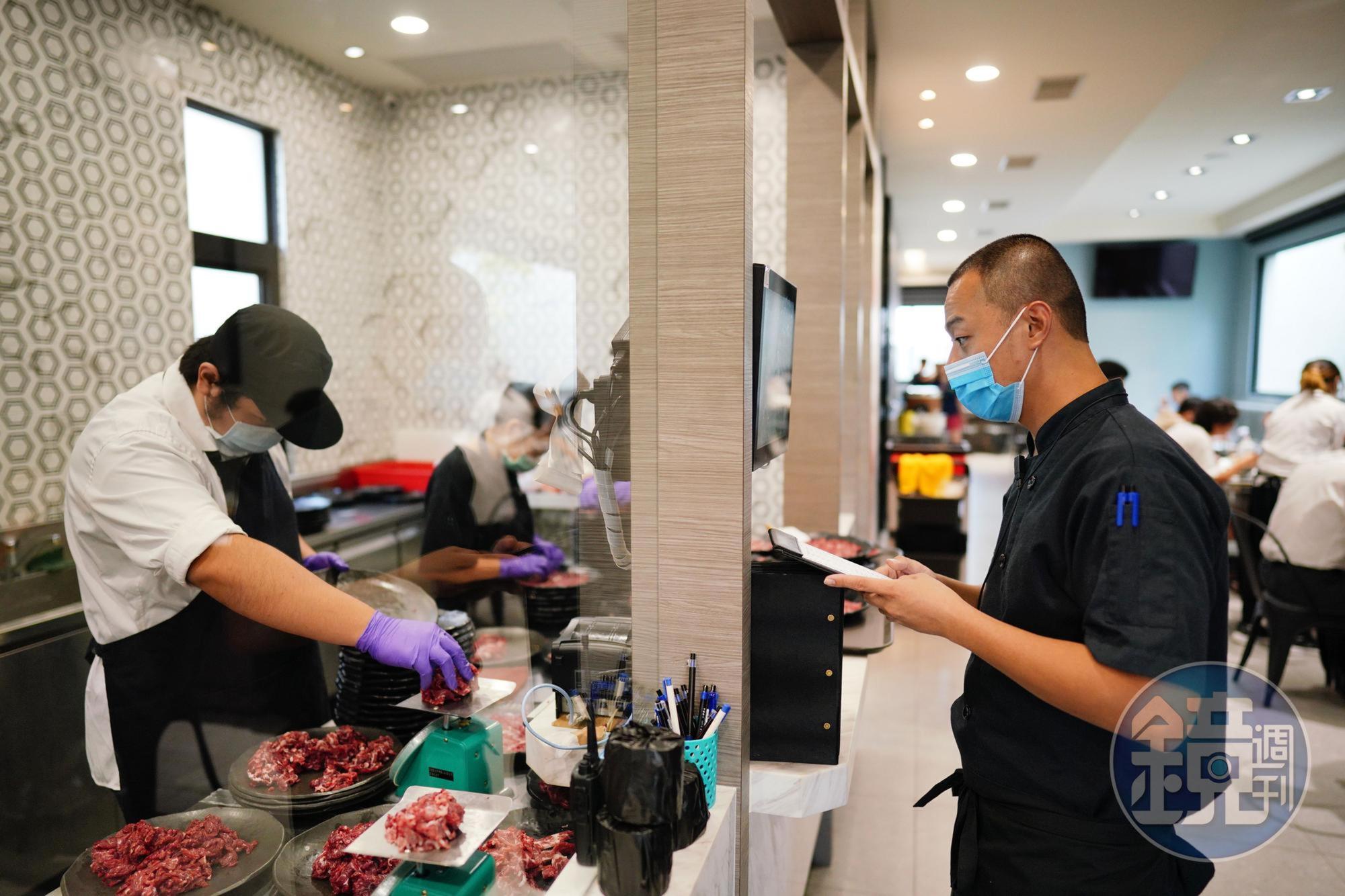 高中畢業就跟著父親沈大裕學習的沈偉峻(右),站在新店進門最醒目處接待客人。