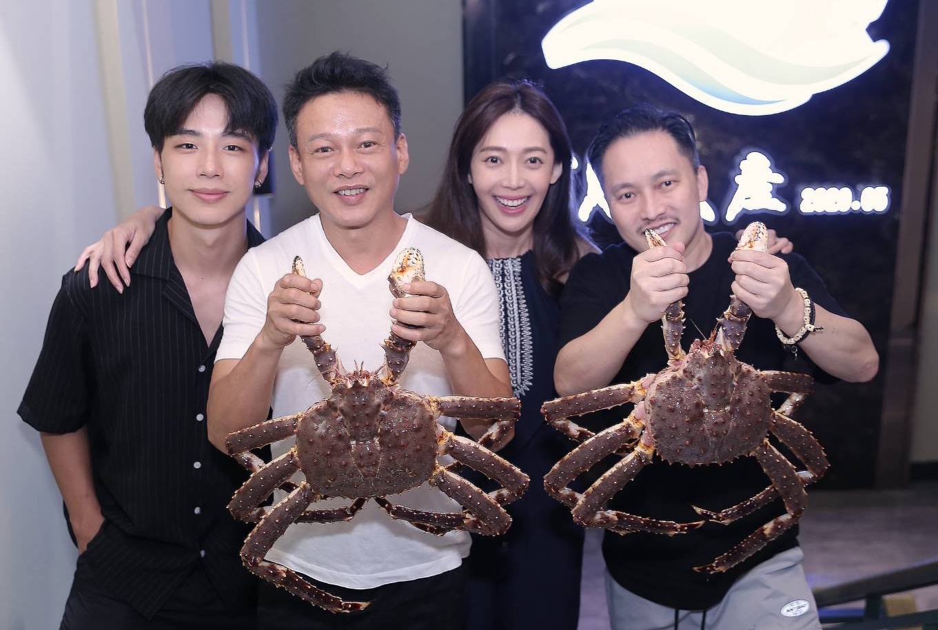 錢人豪找王心恬一起和李康生聚餐，眾人拿帝王蟹拍照。（松露文創提供／場地：河馬水產）