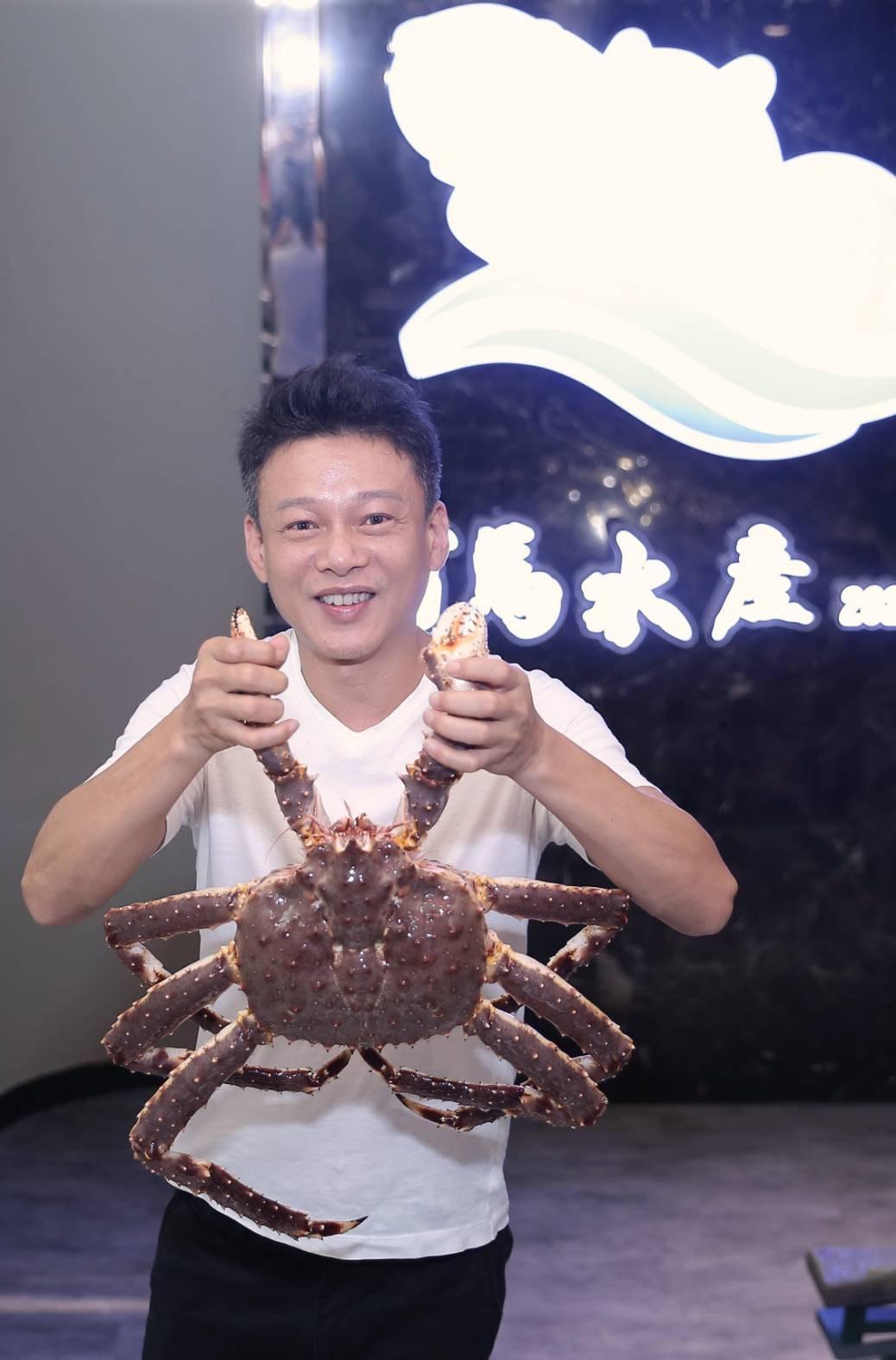 在對岸拍戲的李康生,為宣傳電影回台隔離14天,一出關就嗑帝王蟹。(松露文創提供/場地:河馬水產)