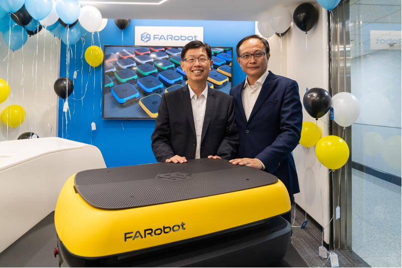 鴻海董事長劉揚偉（左）希望藉由與凌華合資成立的法博智能移動（FARobot），實現各產業次世代自主移動機器人布局全球。（鴻海提供）