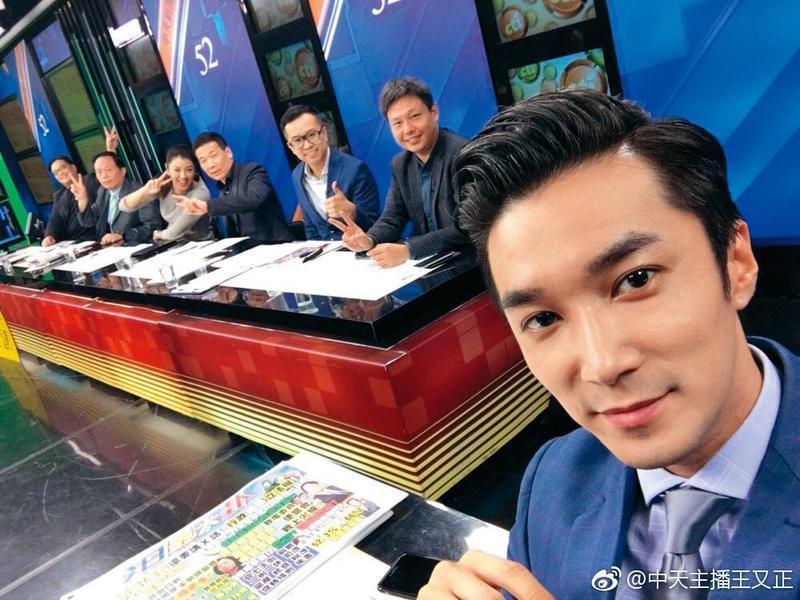 中天年底換照審查前,無預警停掉政論節目《新聞深喉嚨》,連主持人王又正(右)也被撤換。(翻攝自王又正微博)