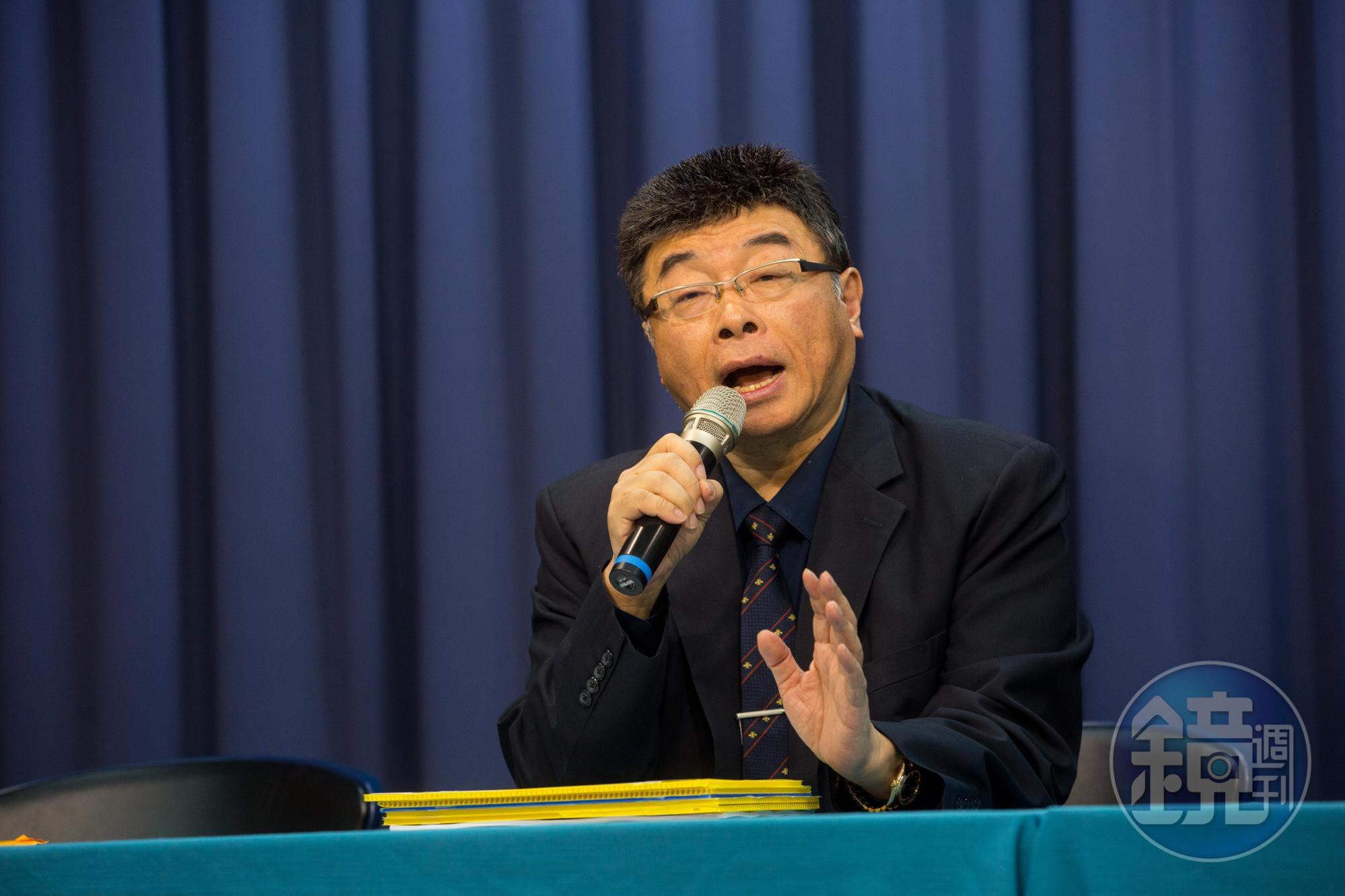 邱毅痛批苦苓、周玉蔻等人,只是憑著普通話說得溜在電視台混飯吃,實際上是一點用都沒有的邊緣人。(本刊資料照)