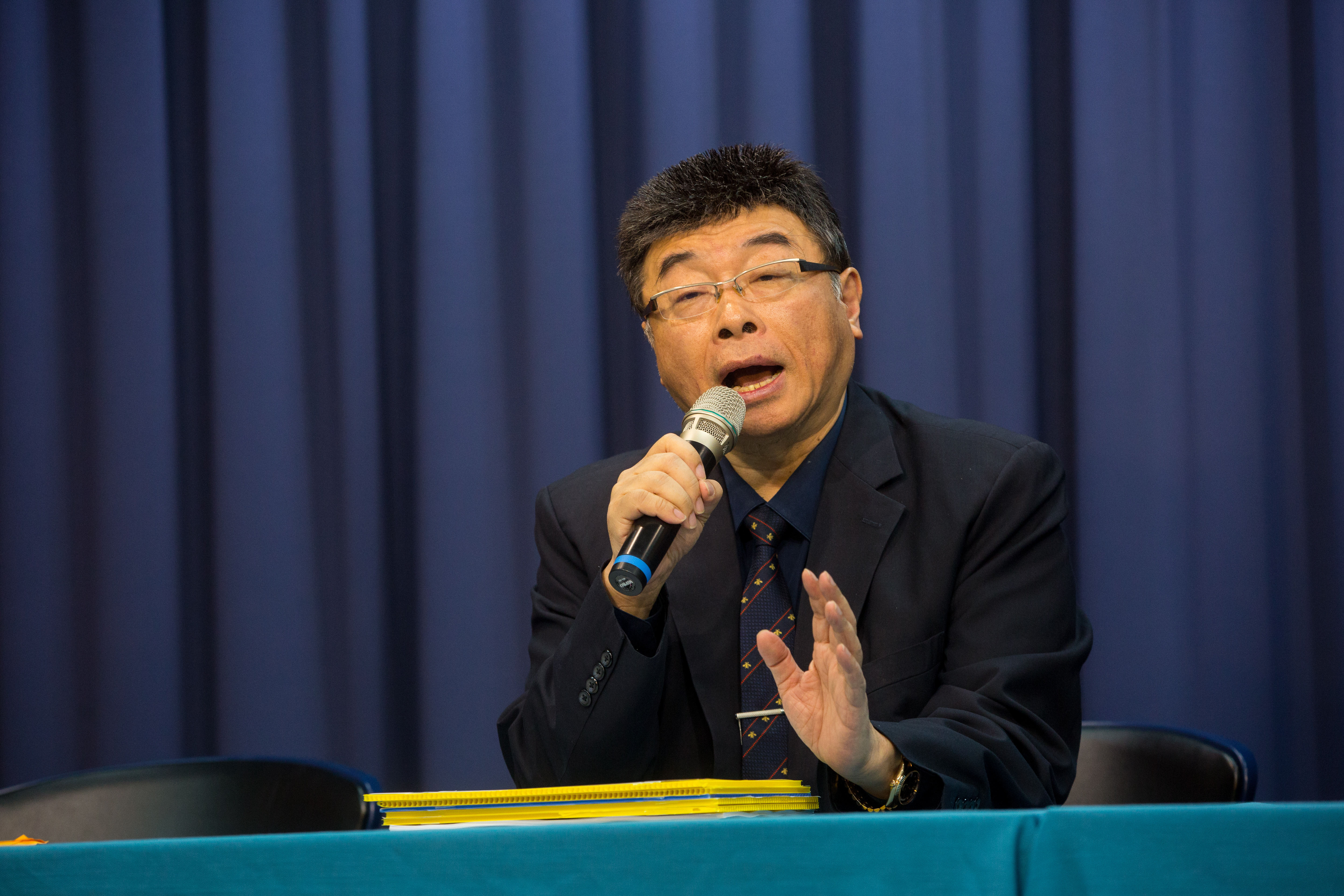 邱毅痛批苦苓、周玉蔻等人，只是憑著普通話說得溜在電視台混飯吃，實際上是一點用都沒有的邊緣人。（本刊資料照）