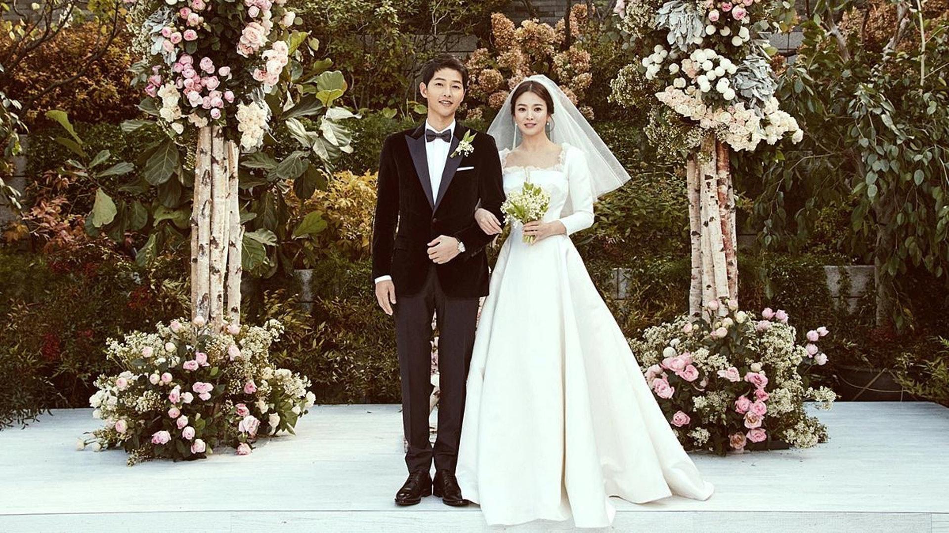 觀眾敲碗「雙宋」宋仲基和宋慧喬參加再同框,圖為2人當時的結婚照。(翻攝自kyo1122 Instagram)