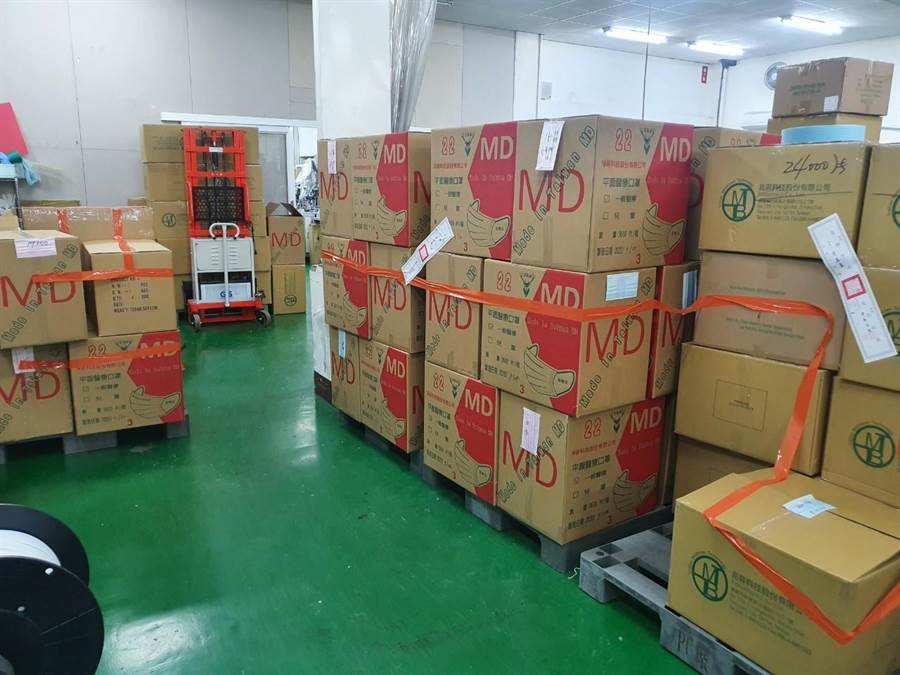 檢調人員封查淨新科技的機台、原料及成品。(高雄市衛生局提供)