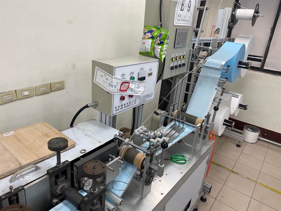 淨新科技公司被查獲私設22條口罩生產線，遭檢調查扣相關證物。（高雄市衛生局提供）