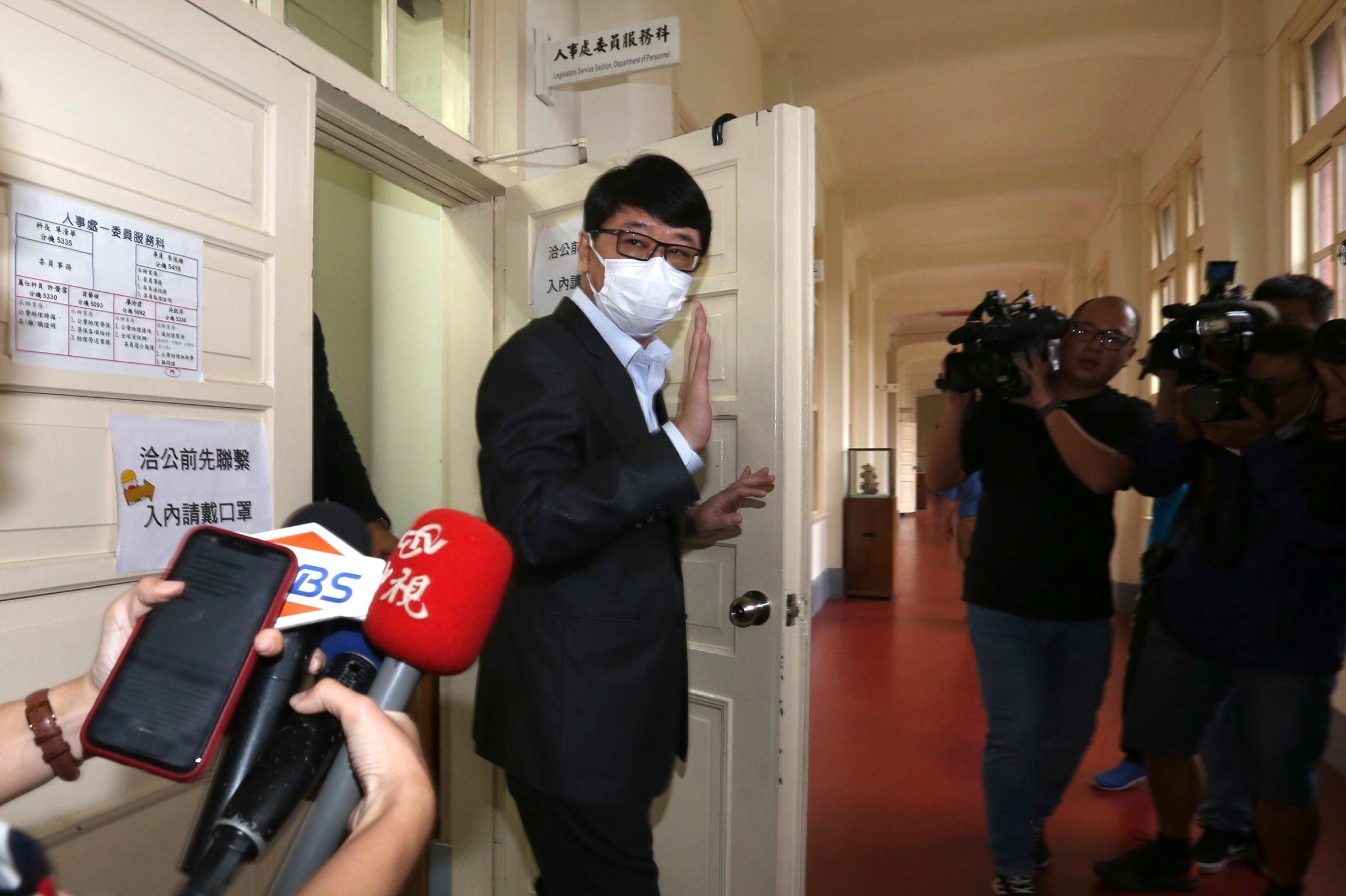 無黨籍立委趙正宇中午前往立法院人事處完成報到手續後，接受媒體訪問。