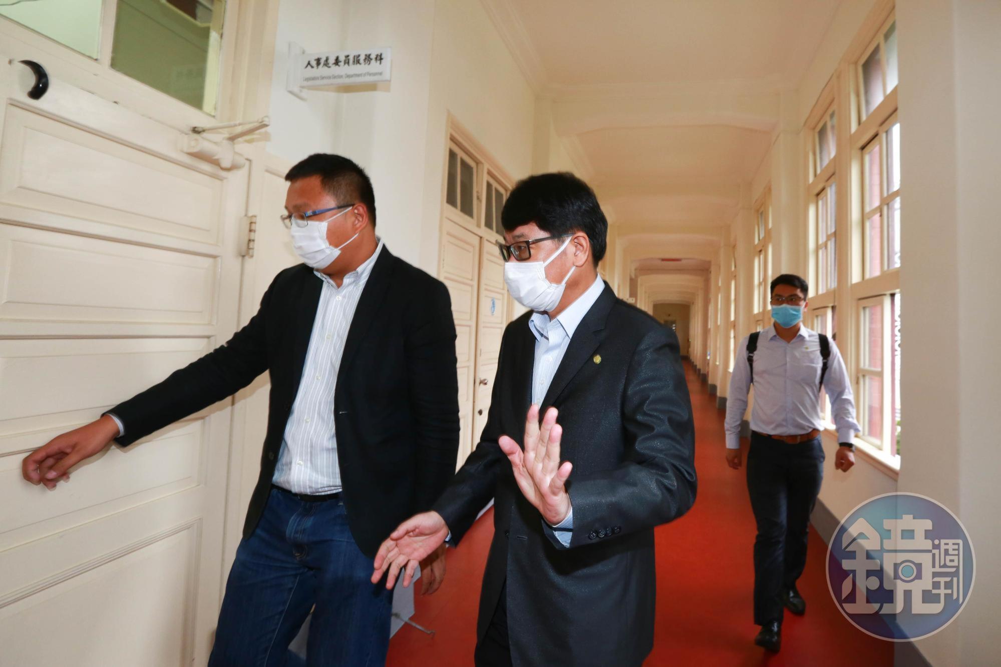趙正宇在助理陪同下,前往立法院人事處完成報到手續。