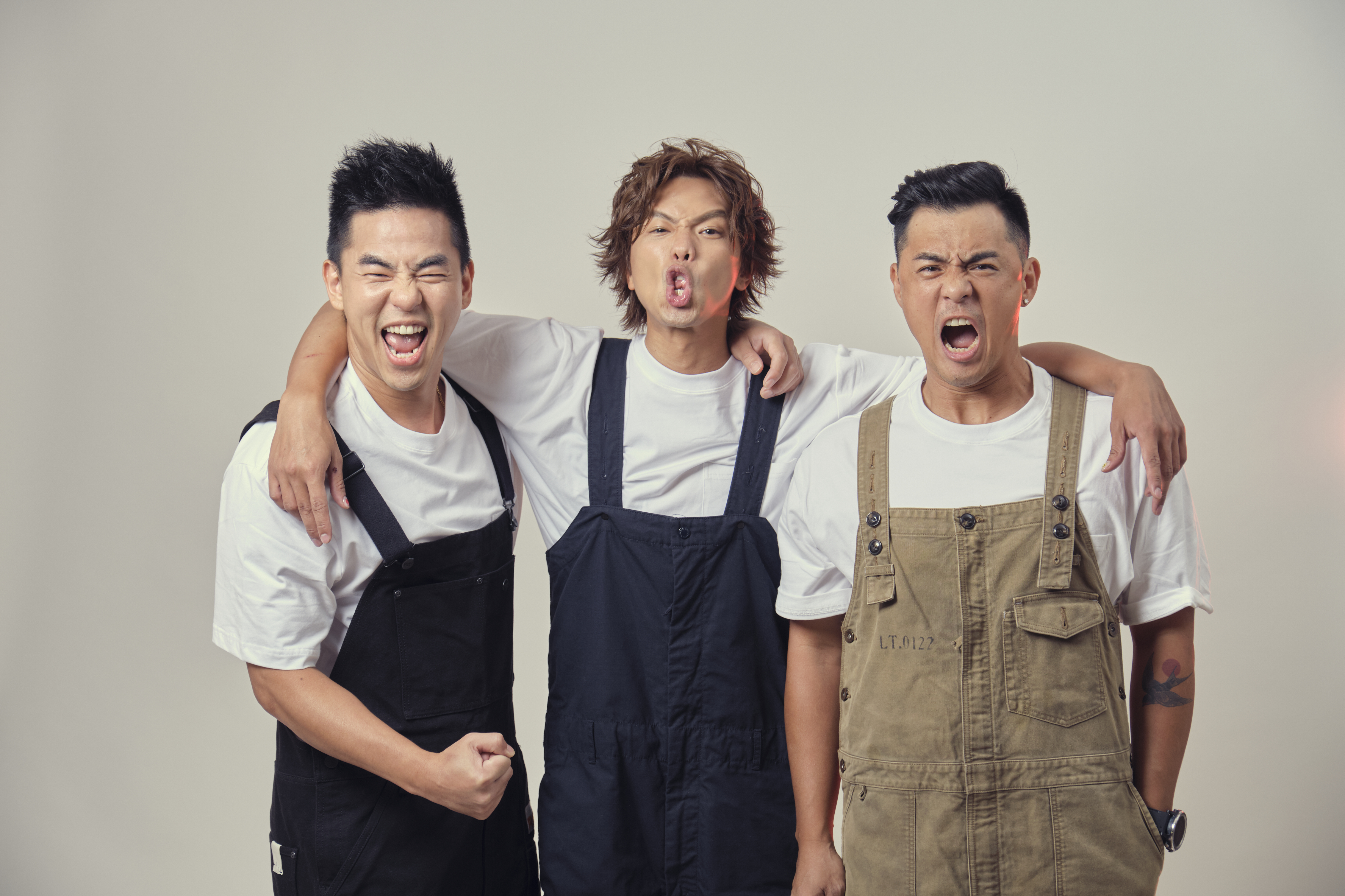 小鬼與柯有倫、竇智孔合作的新歌〈扛得住〉花絮曝光，新專輯原本已錄製好一半，沒想到卻發生憾事。（滾石唱片）