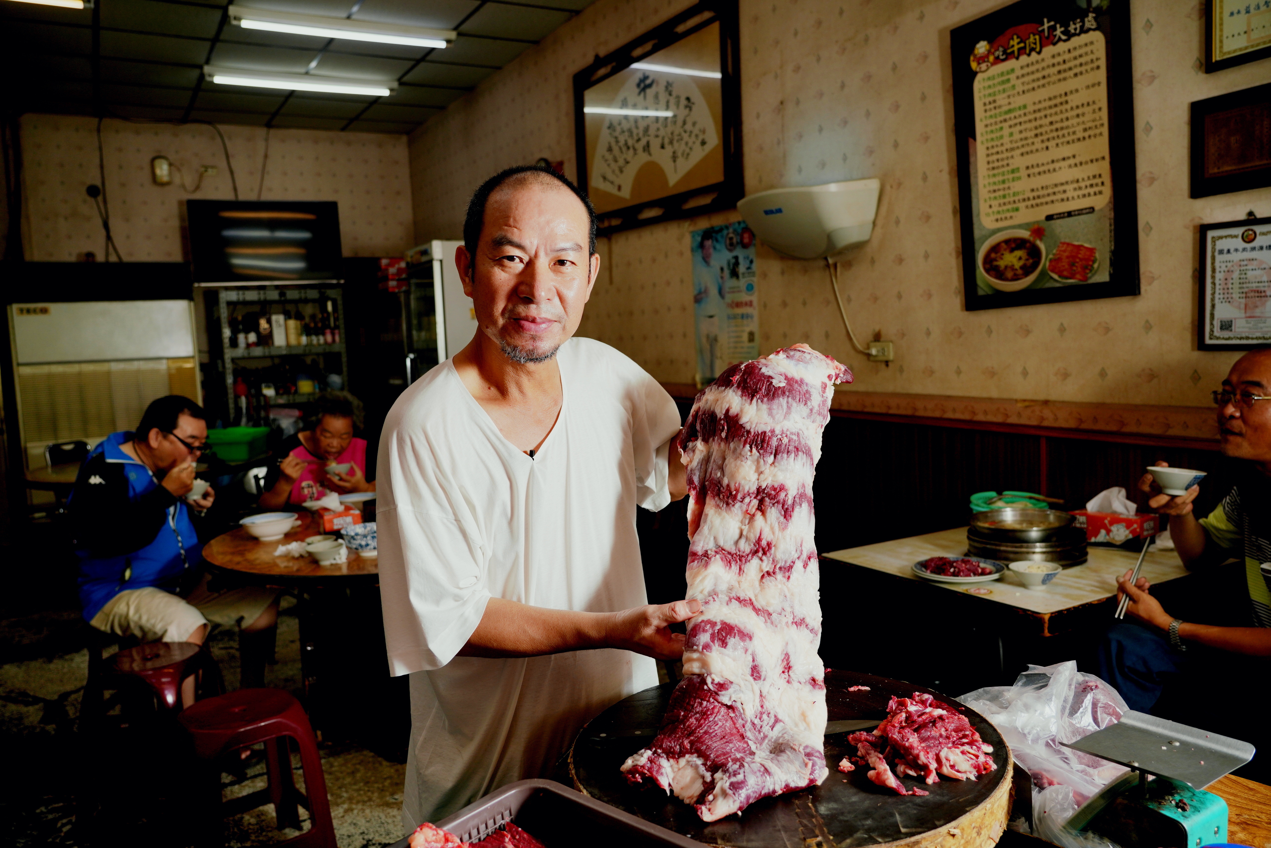 以清甜湯頭與獨門的切肉刀工，沈大裕讓「阿裕牛肉涮涮鍋」在台南仁德鄉間走紅27年。