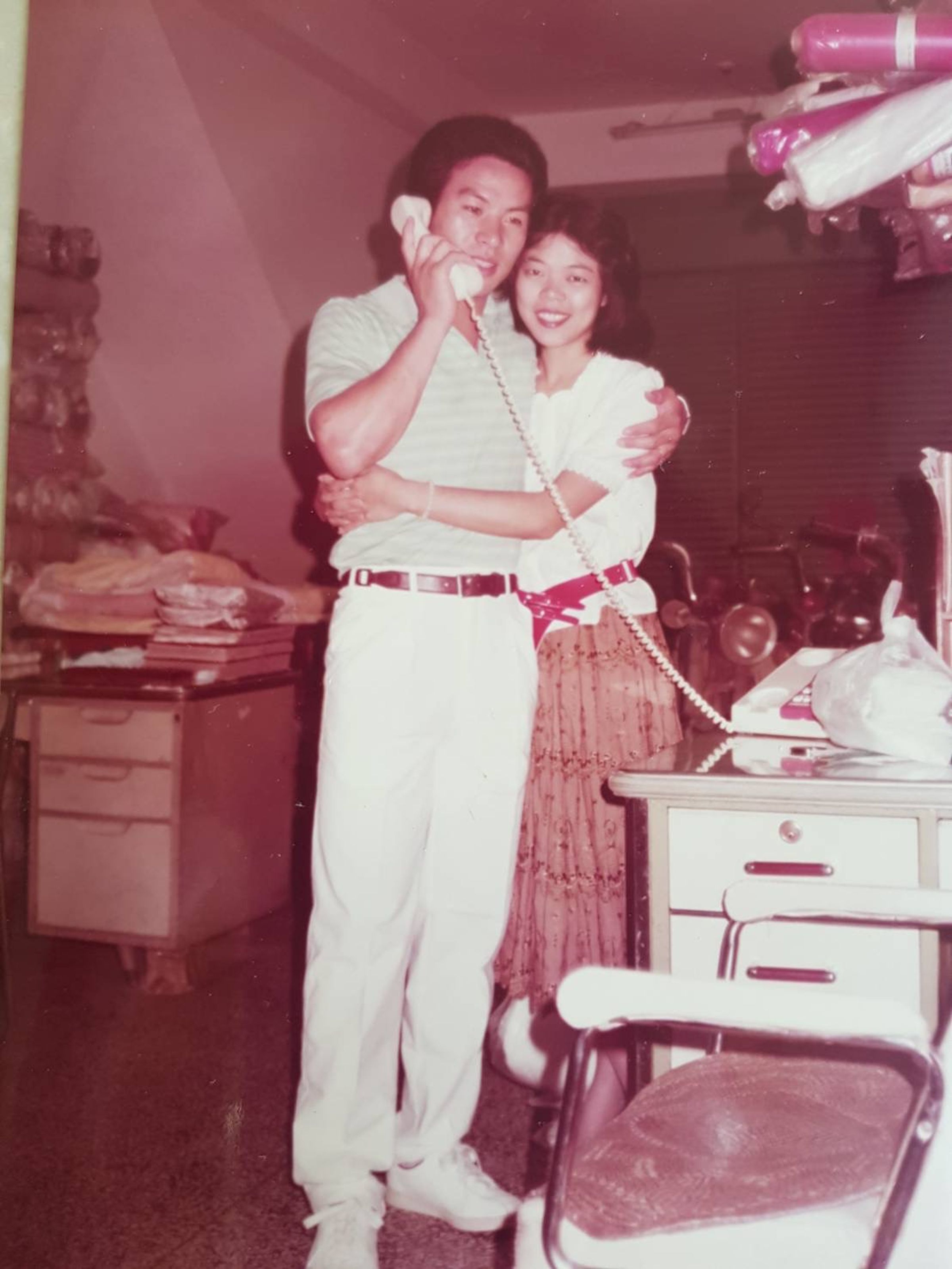 沈大裕（左）與同鄉丁美麗（右）結婚後，夫妻倆一起回到台南工作。（沈大裕提供）