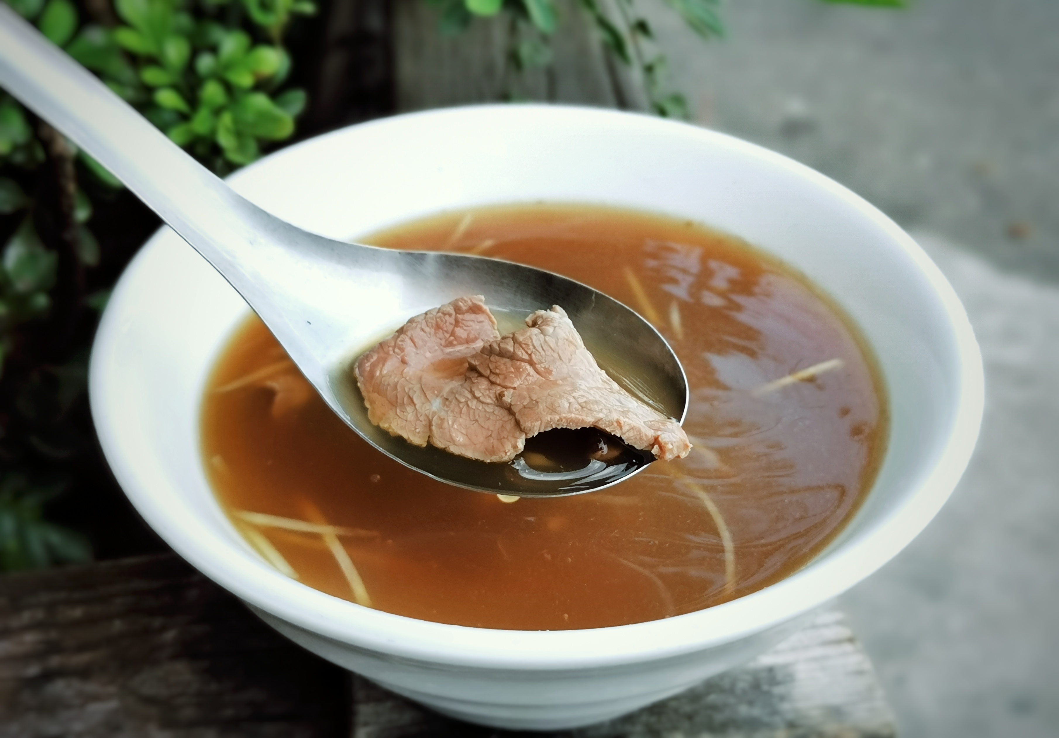 在家人支持下，沈大裕半路出家，在台南市區租店賣起牛肉湯。
