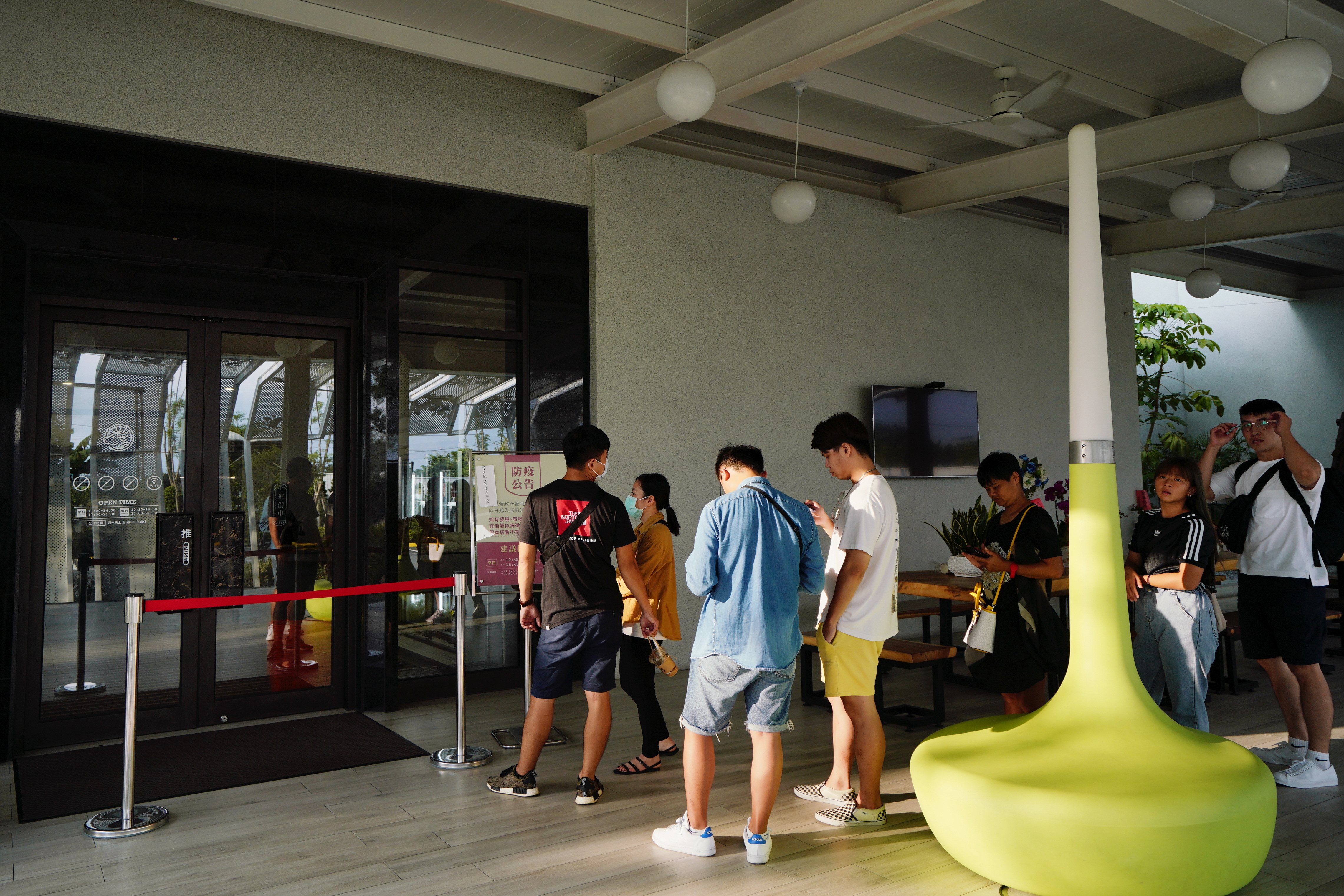 今年2月，沈大裕在仁德另開設了占地千坪的阿裕牛肉涮涮鍋崑崙店。開放用餐的前半小時，門前已湧現一波排隊人潮。