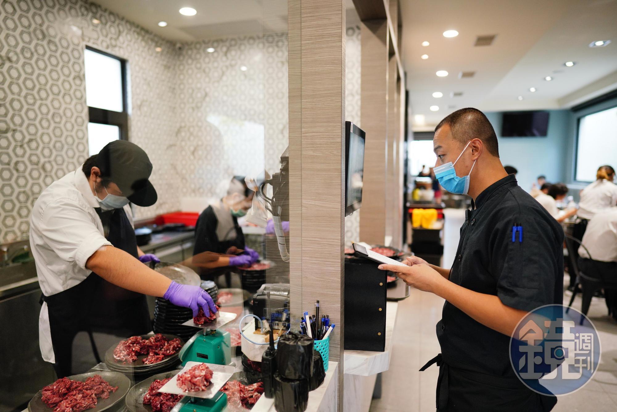 高中畢業就跟著父親沈大裕學習的沈偉峻（右），站在新店進門最醒目處接待客人。