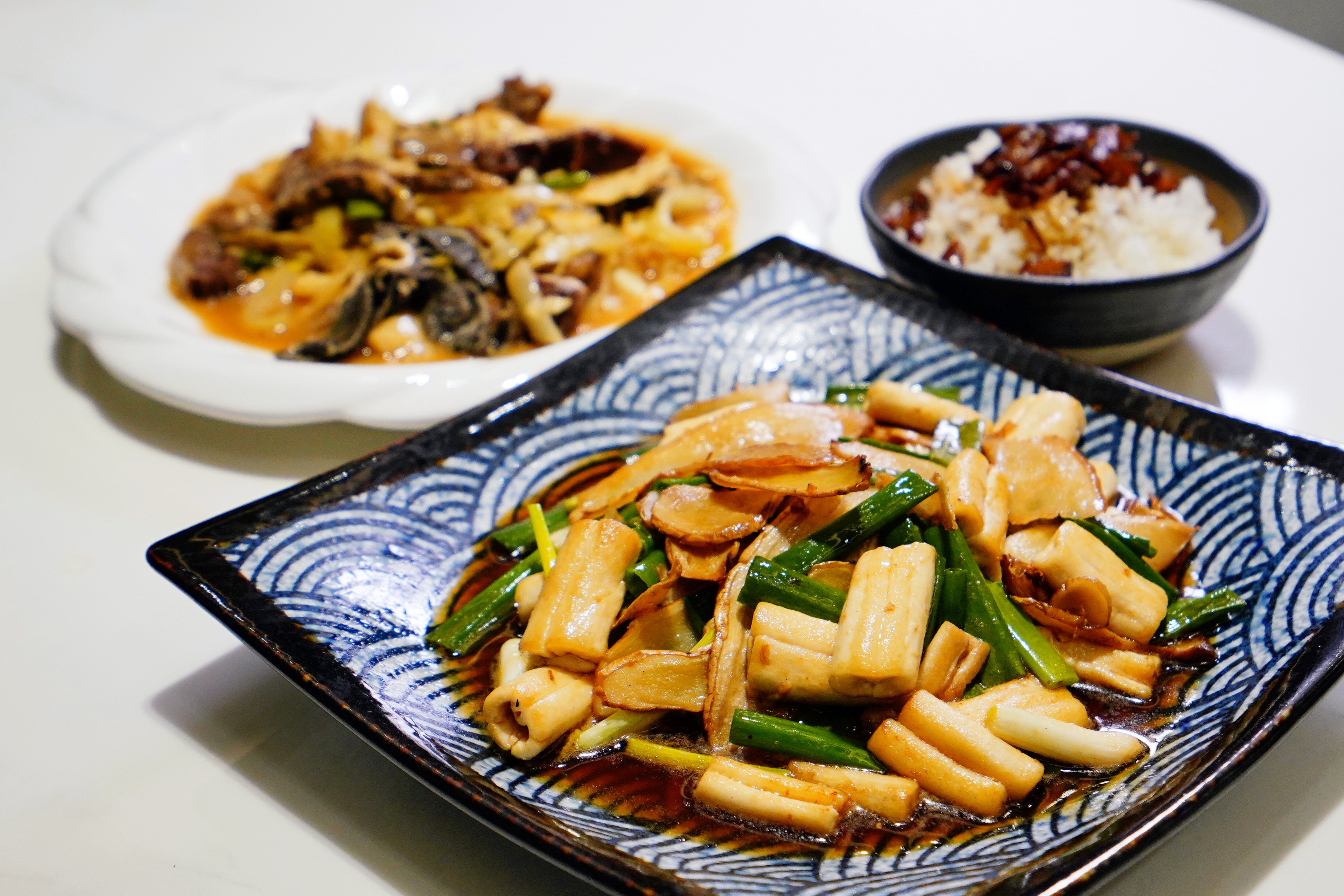 沈偉峻說，崑崙新店除了招牌的牛肉涮涮鍋，也提供麻油骨髓、芥蘭炒牛肉等熱菜。圖為麻油骨髓。（300元／盤）