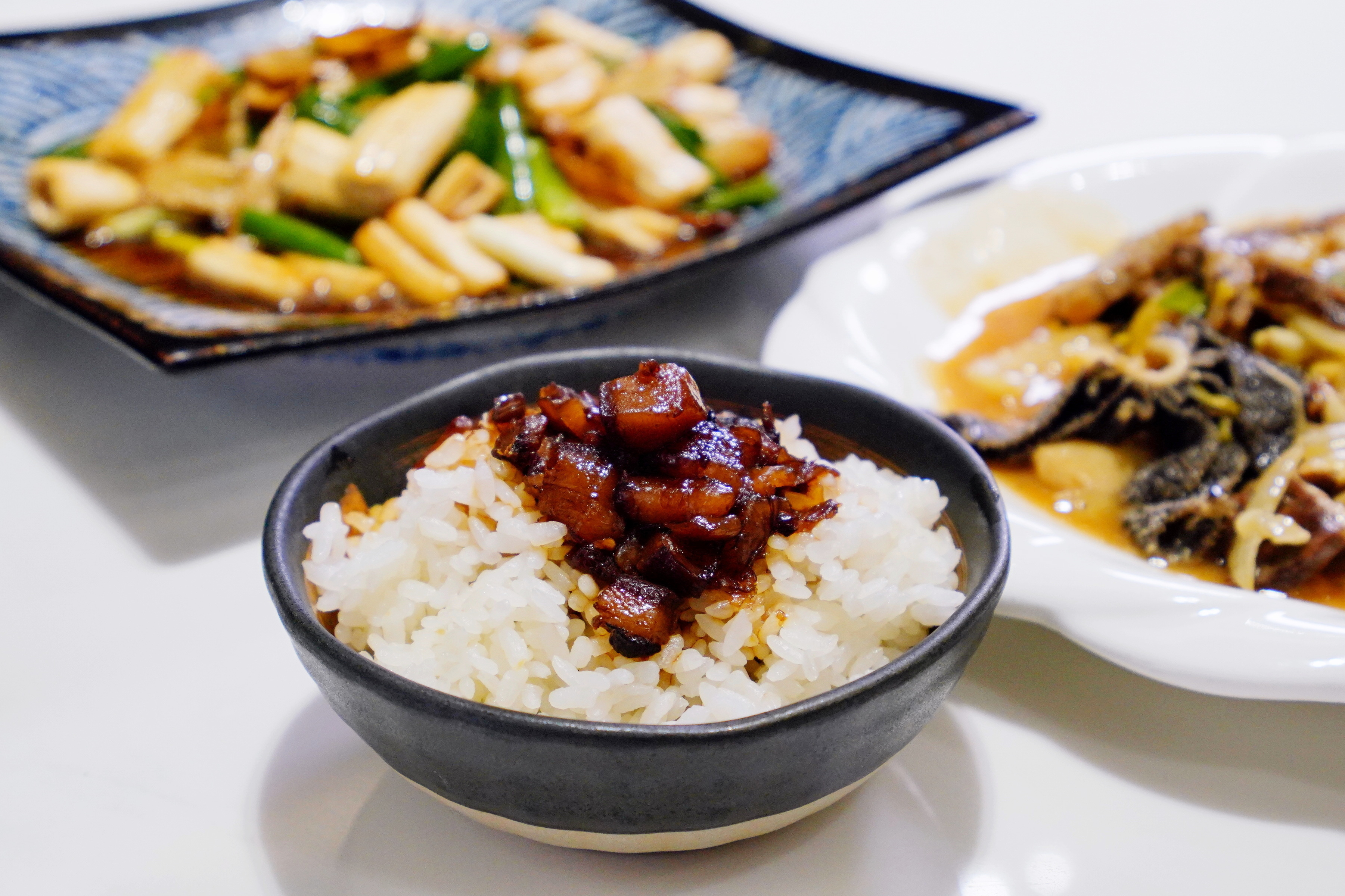 沈大裕操刀的滷肉飯Q香膠質足，提供顧客吃到飽。