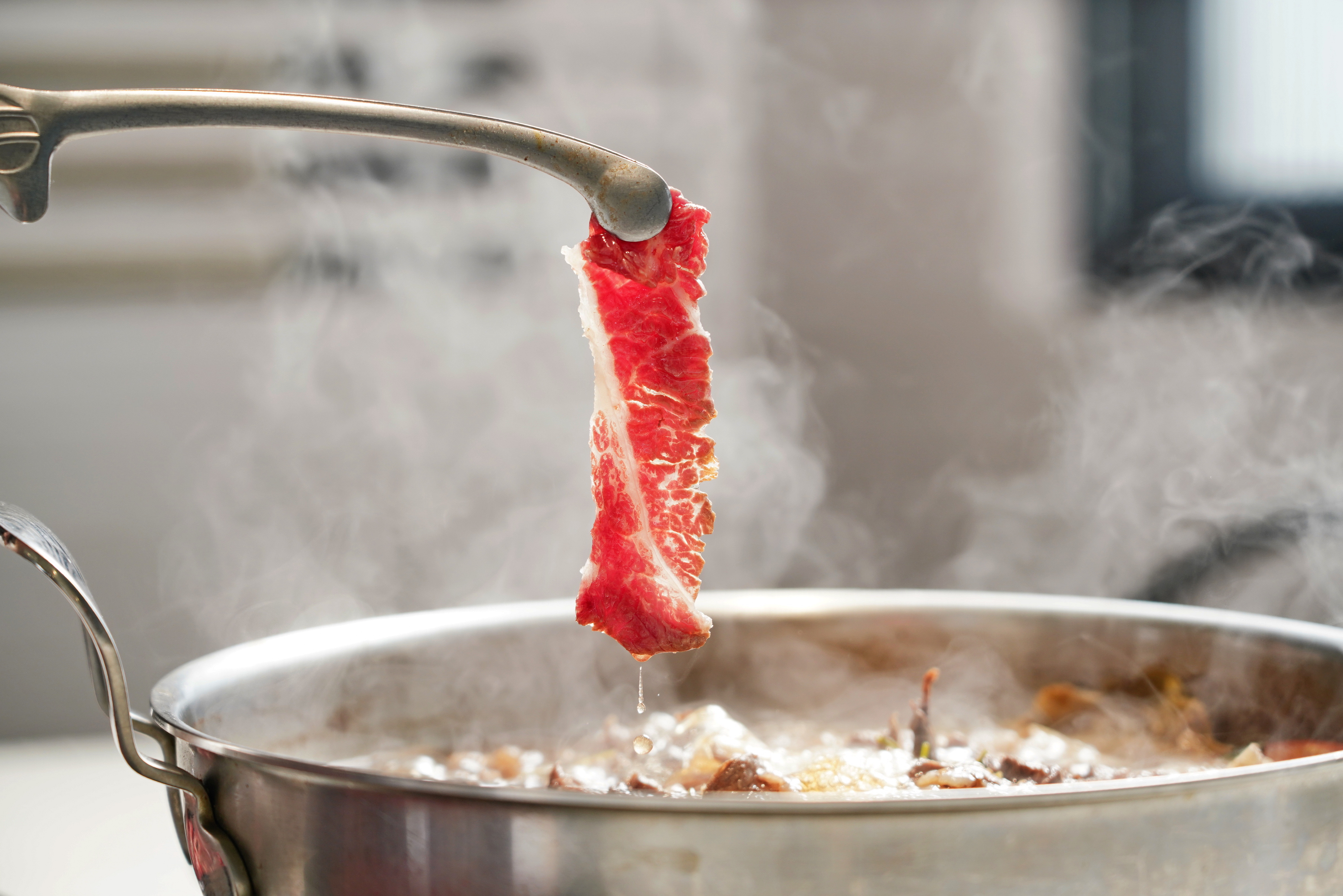 位於台南仁德鄉間的阿裕牛肉涮涮鍋，主打肉鮮湯美，是許多人到台南旅遊時，不遠千里也要吃上一口的在地美食。