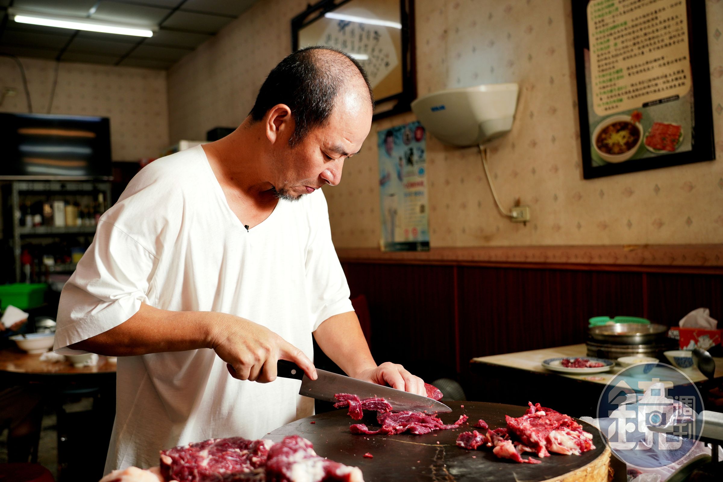 沈大裕很龜毛，一頭牛只選用里脊、前胸肉、肩胛、腹脅4塊部位製成牛肉火鍋。