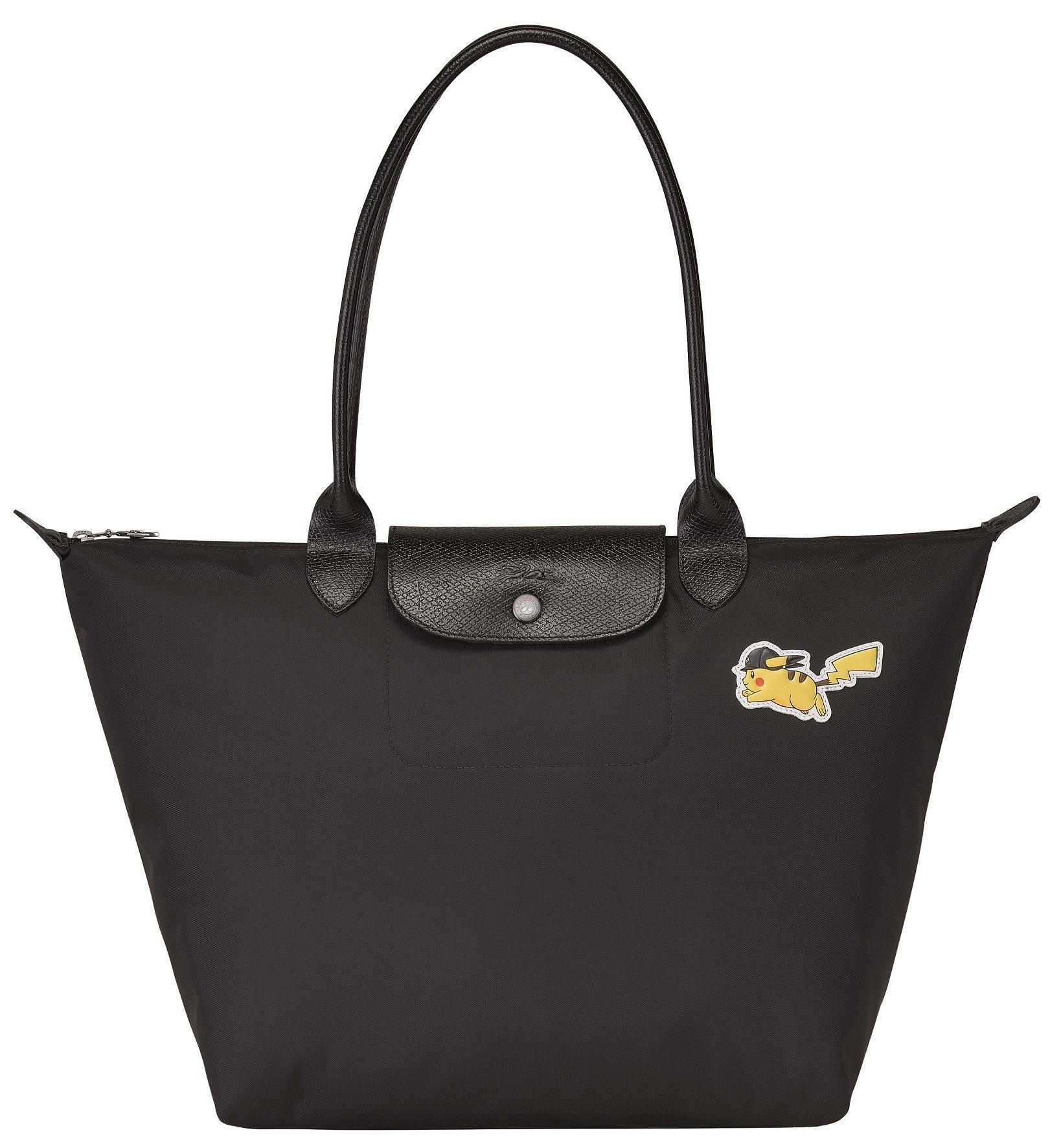 於台灣Longchamp官網及台北101旗艦店獨家推出的Longchamp x Pokémon聯名系列Le Pliage尼龍肩揹包。NT$5,800(Longchamp提供)