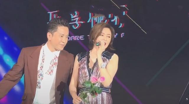 港星關之琳遭中國男歌手毛寧摟腰，露出「嫌棄的眼神」引發熱議。（翻攝自微博）