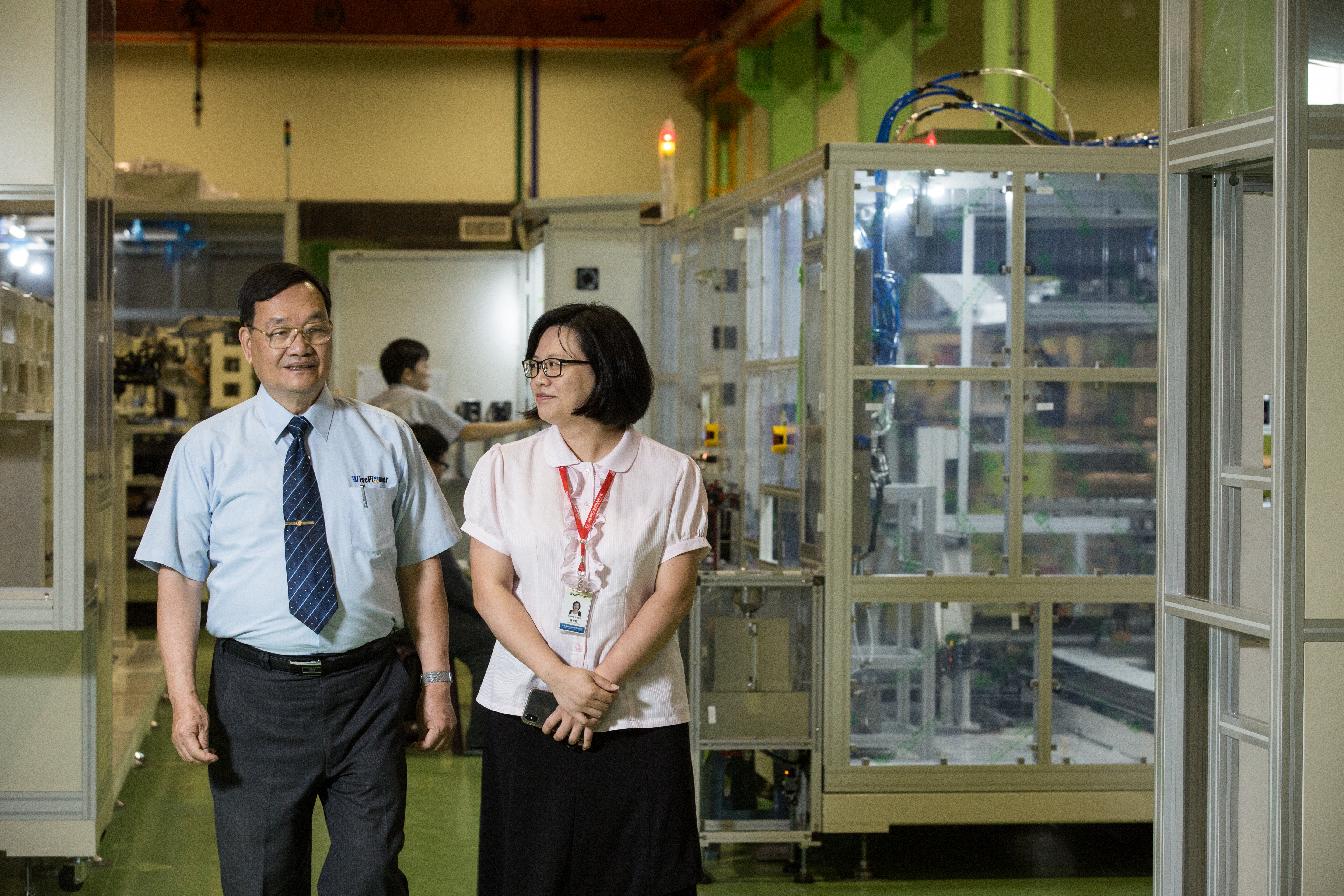 莊添財長年在海外奔波，因武漢肺炎才多了留在台灣和家人相處的機會，右為擔任特助的小女兒莊君婷。