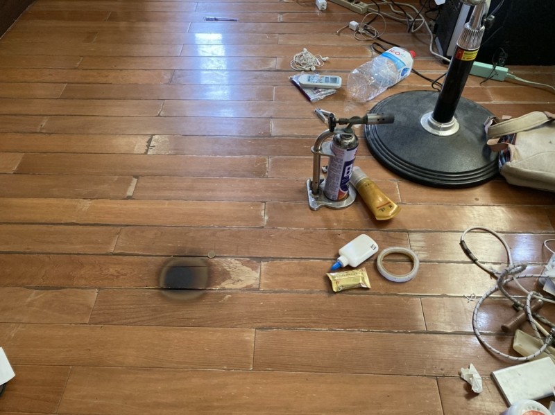 劉姓夫妻攜子開瓦斯自殺，3人被送往醫院急救，屋裡一片狼藉。（讀者提供）