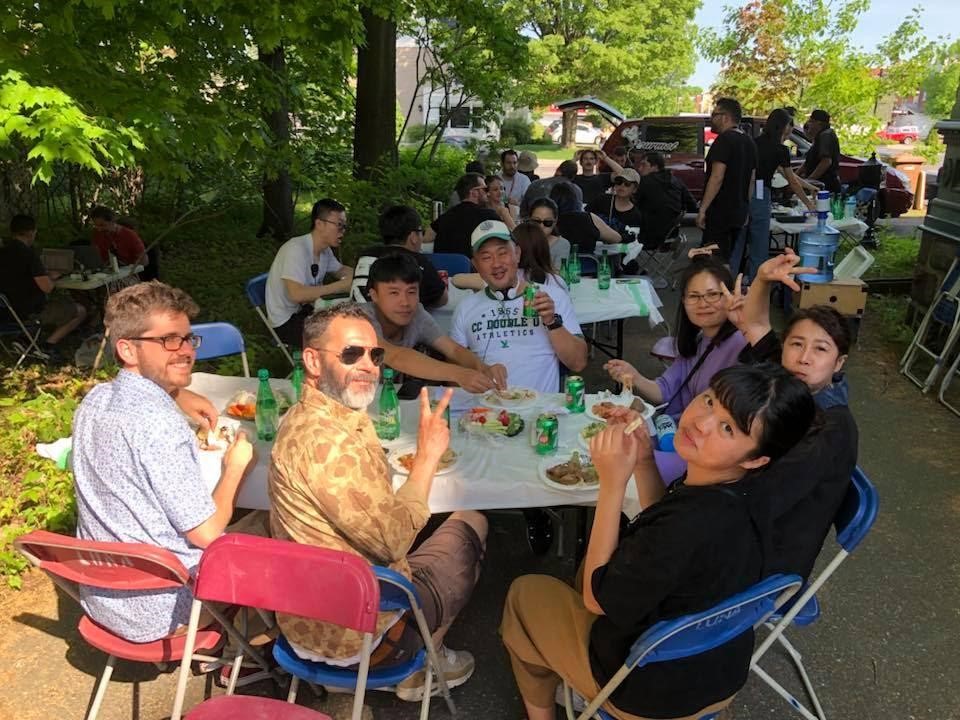 《刻》片劇組前往加拿大拍攝，與當地工作人員同桌同餐。（翻攝自《刻》臉書粉絲頁）