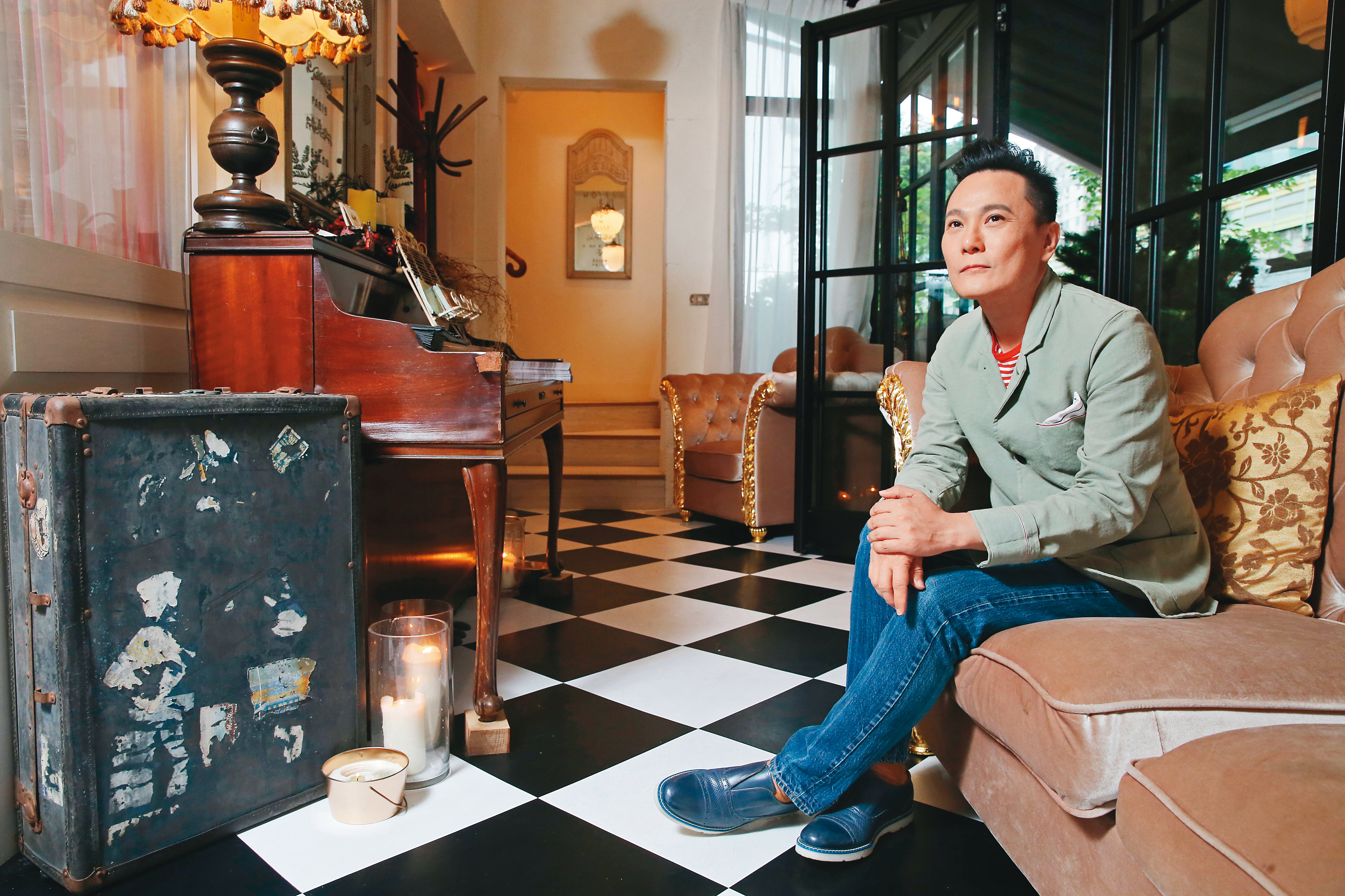 在神學院長大的張信哲,因從小接觸傳教士們的遺產而戀上舊物。(東方IC)