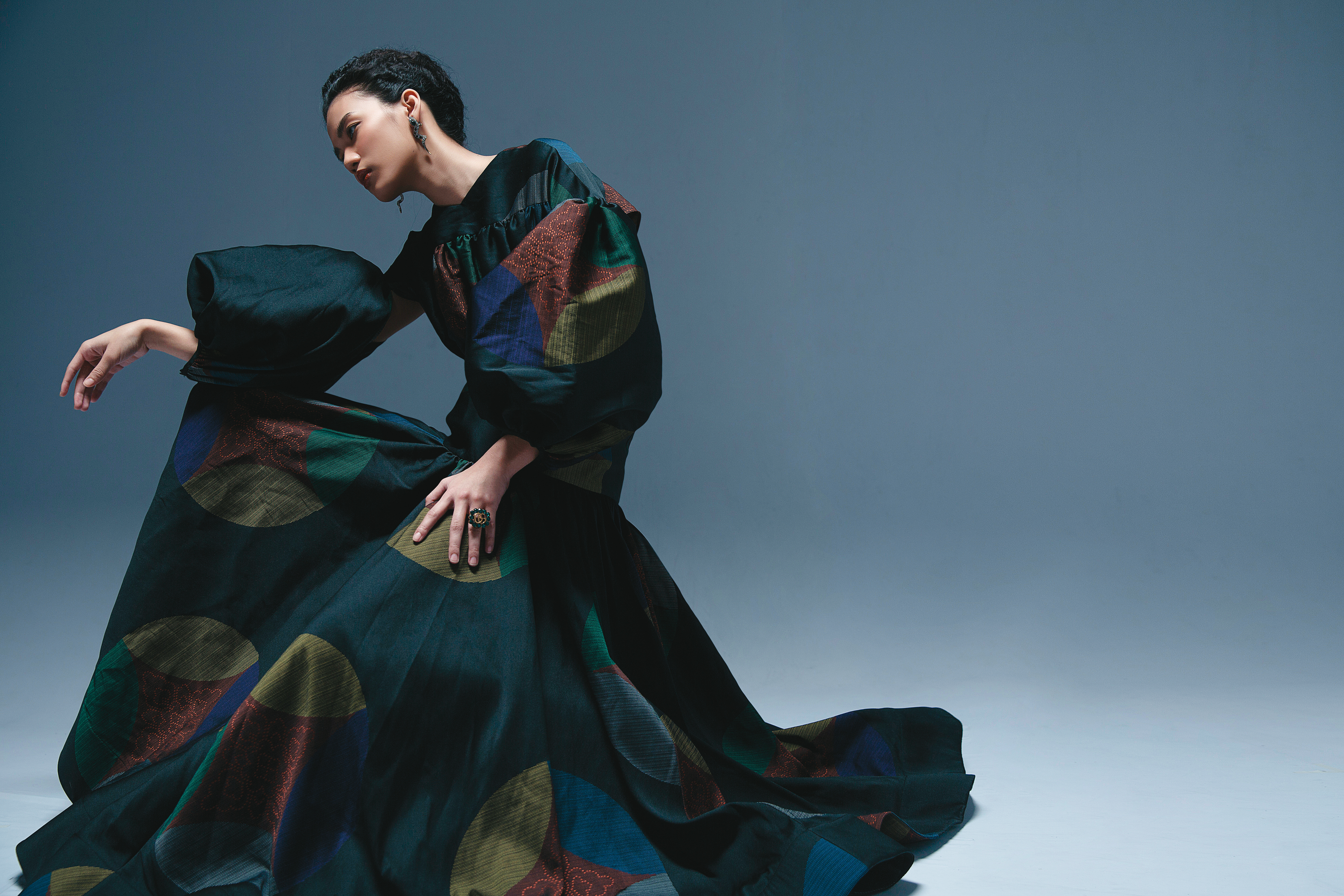 氣球袖洋裝價格店洽 by LOEWE／水晶靈蛇耳環NT$44,400 by GUCC／GG Logo綠水晶戒指NT$13,500 by GUCCI。