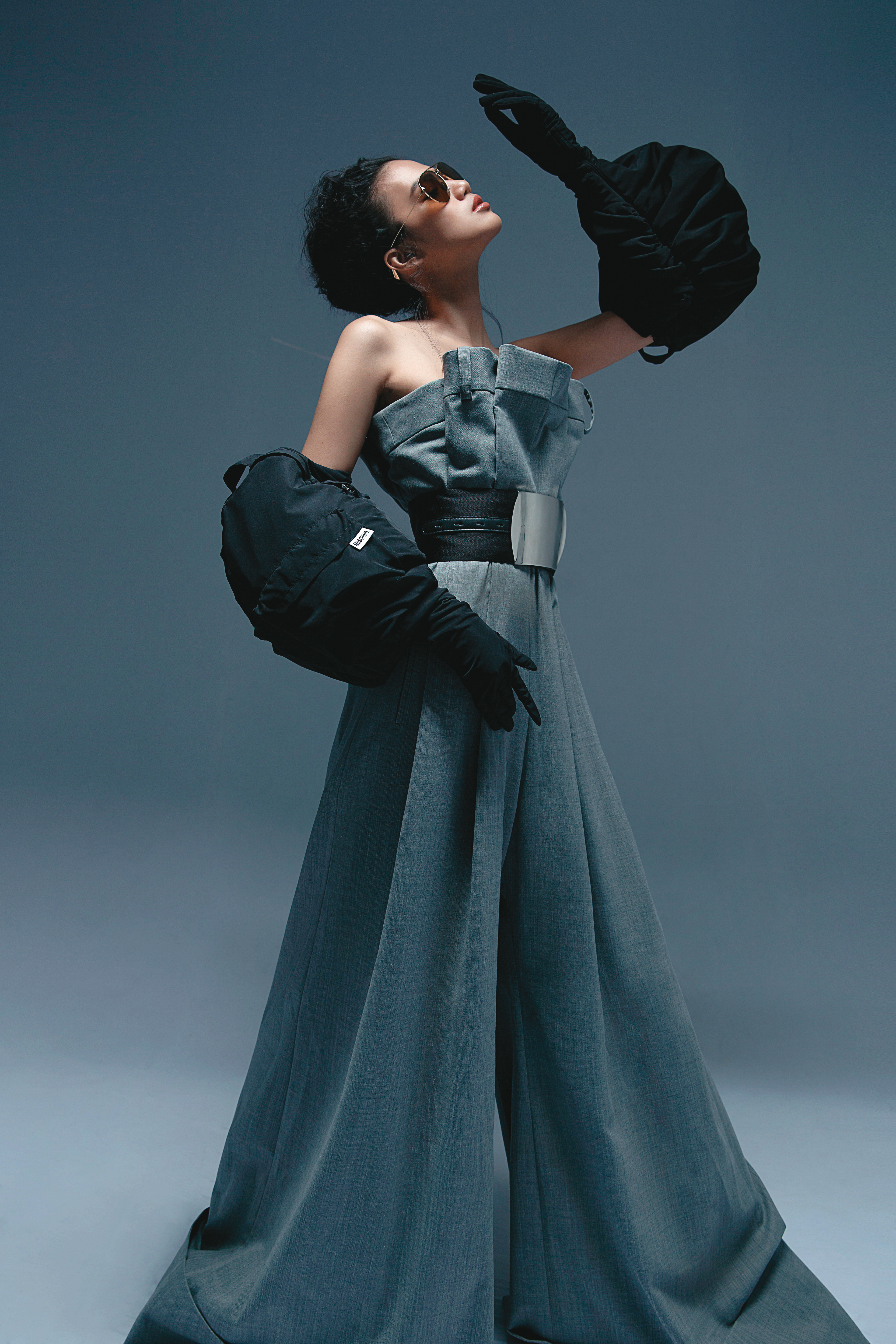 平口連身褲NT$116,300 by MOSCHINO／墨鏡NT$13,750 by CELINE。