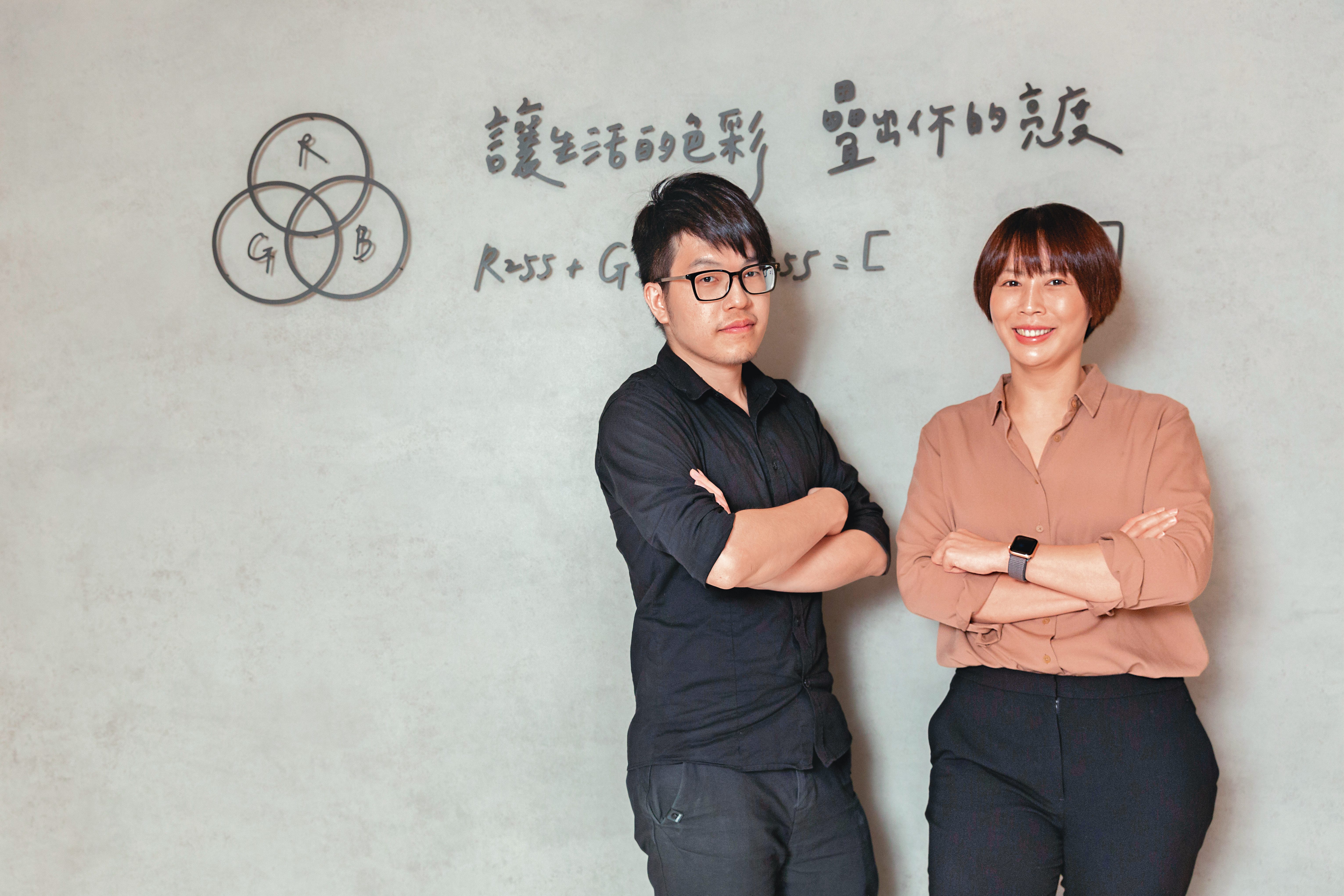 張凱童（右）與插畫家「毛毛蟲」鄭明輝（左）一同創立毛毛蟲文創，在台灣角色經濟剛起步就投入角色IP經營。目前有16個簽約角色，臉書粉絲近百萬的微疼也是其中之一。