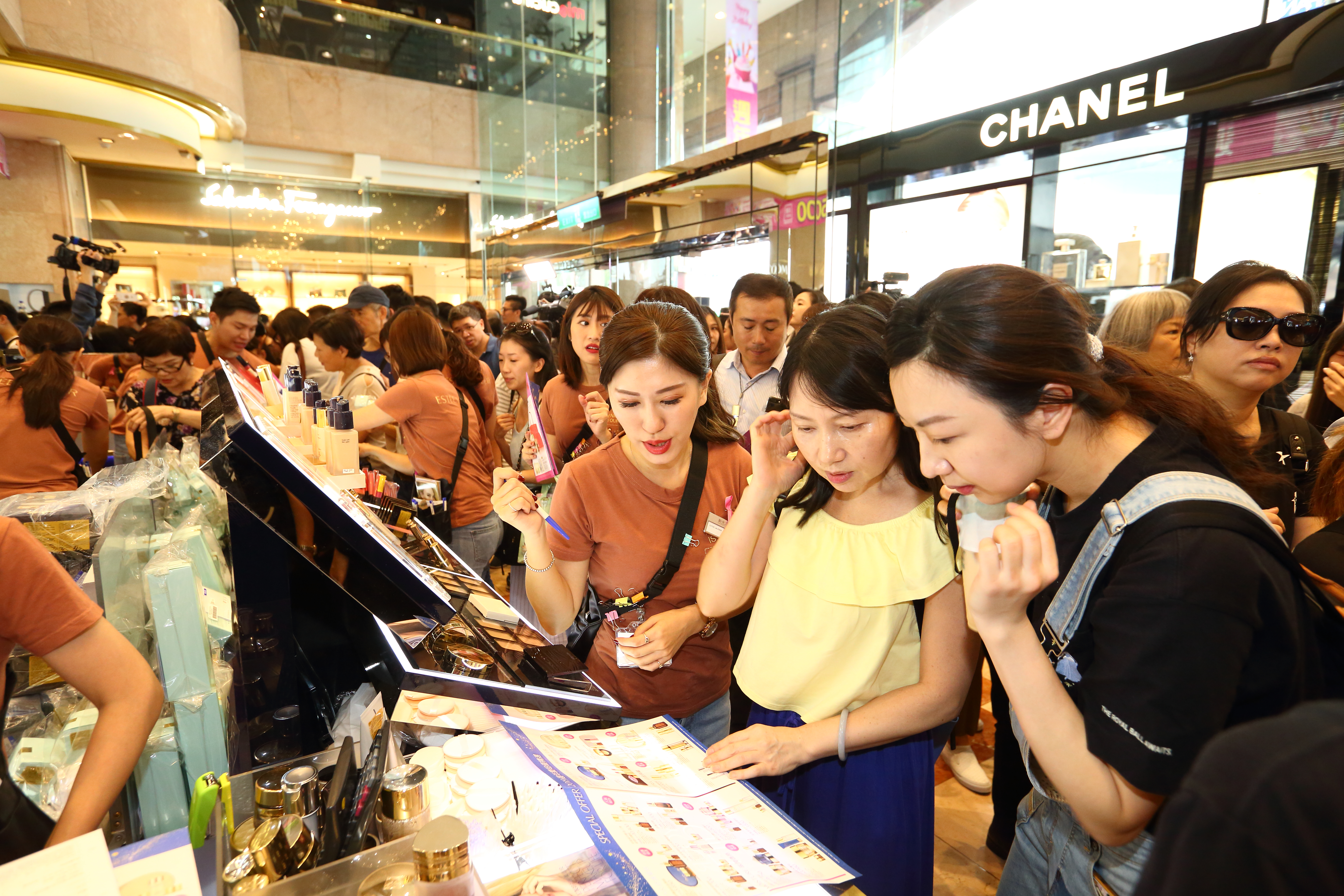 週年慶優惠商品琳瑯滿目，跟著專家聰明消費省最多。