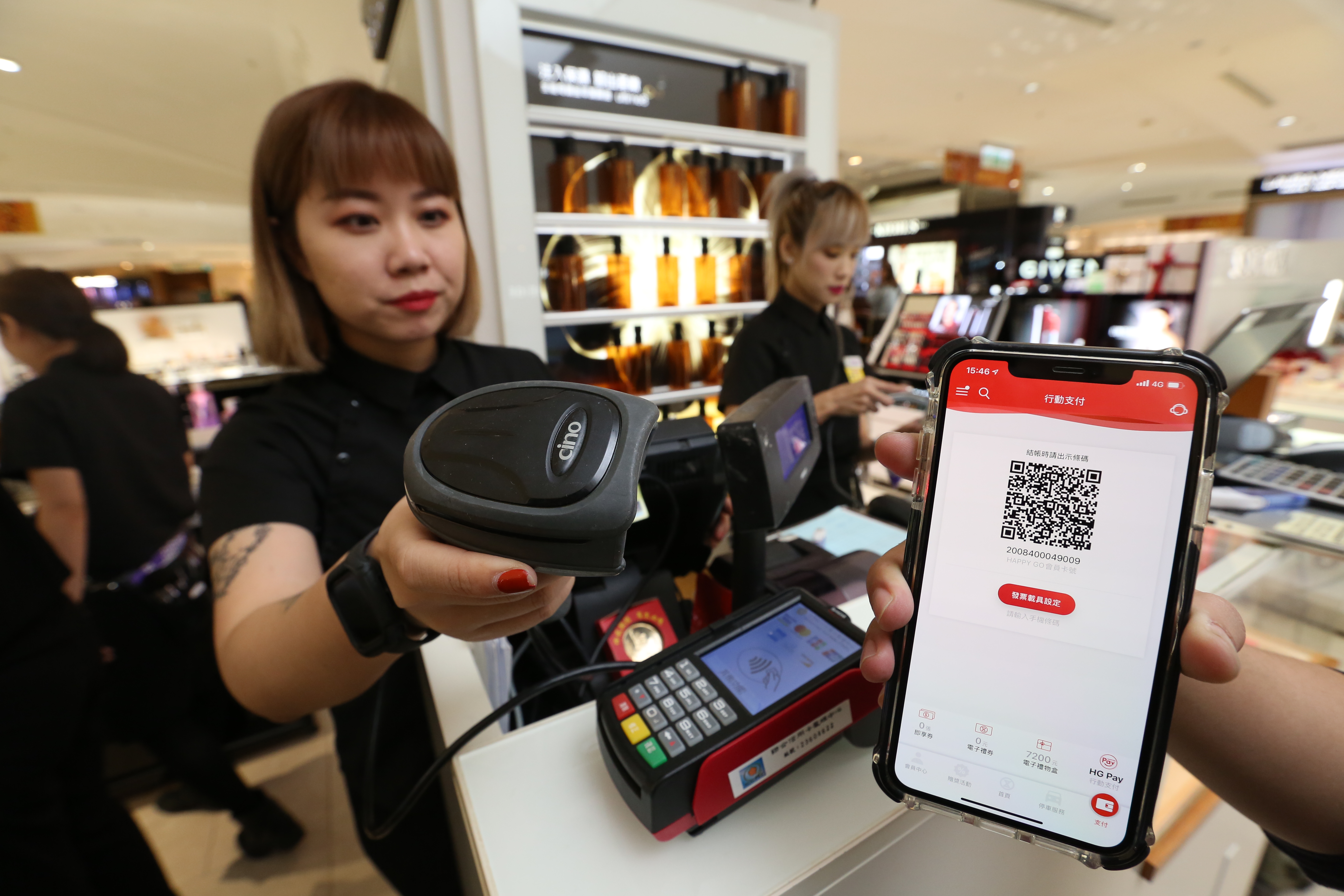 百貨公司近年來紛紛推出APP，使用電子支付能享更多優惠。