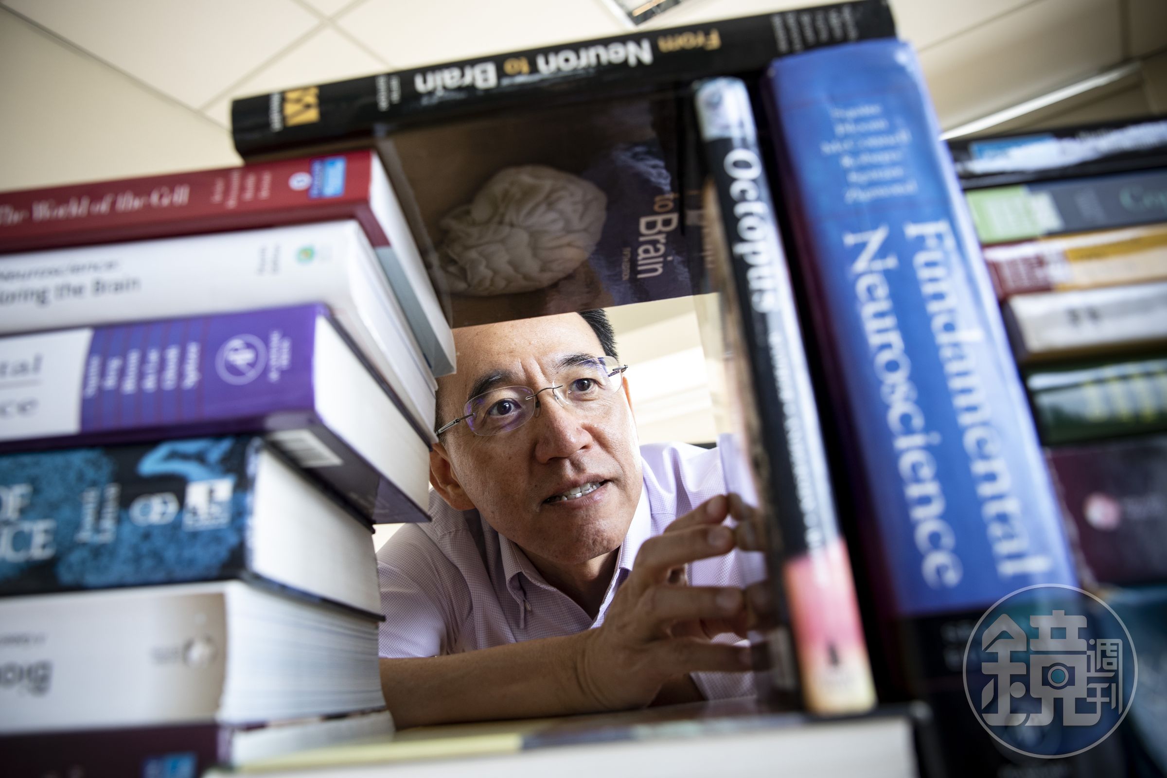 焦傳金的通識課「腦與心智」解說人的大腦，他的研究室也放著不少相關書籍。