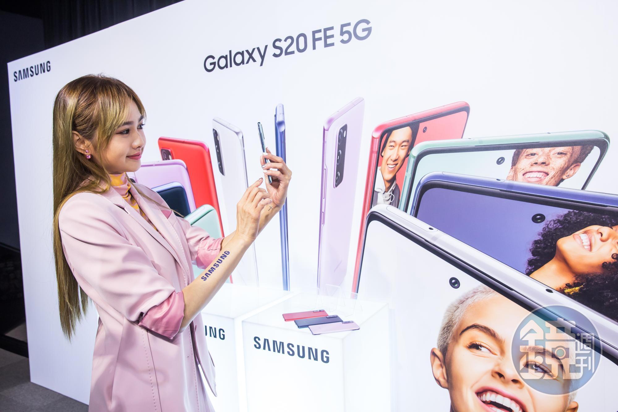 目前5G手機市占領先的韓國三星24日在台推出5G輕旗艦新機Galaxy S20 FE 5G,鎖定年輕族群。