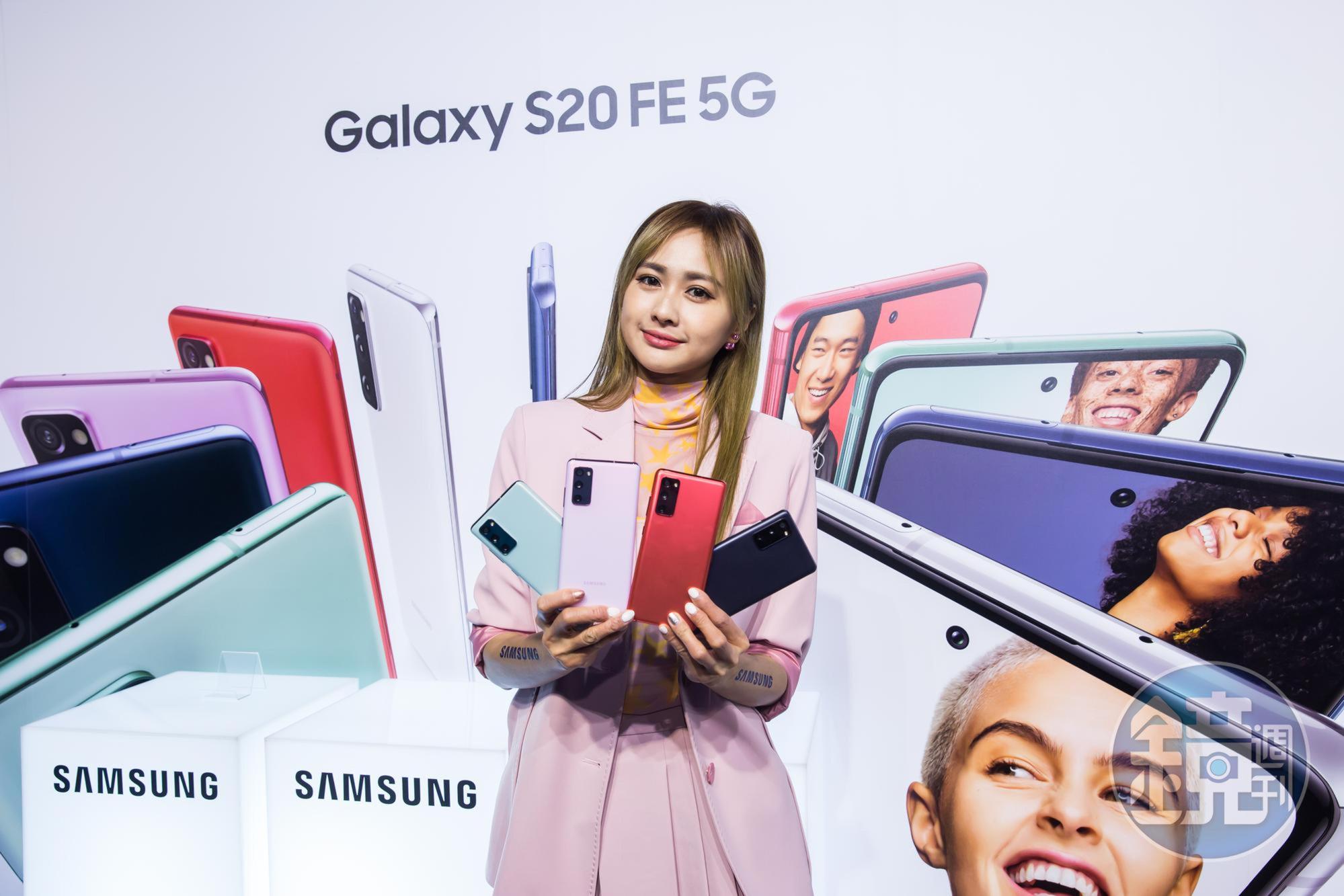 目前5G手機市占領先的韓國三星24日在台推出5G輕旗艦新機Galaxy S20 FE 5G,鎖定年輕族群。
