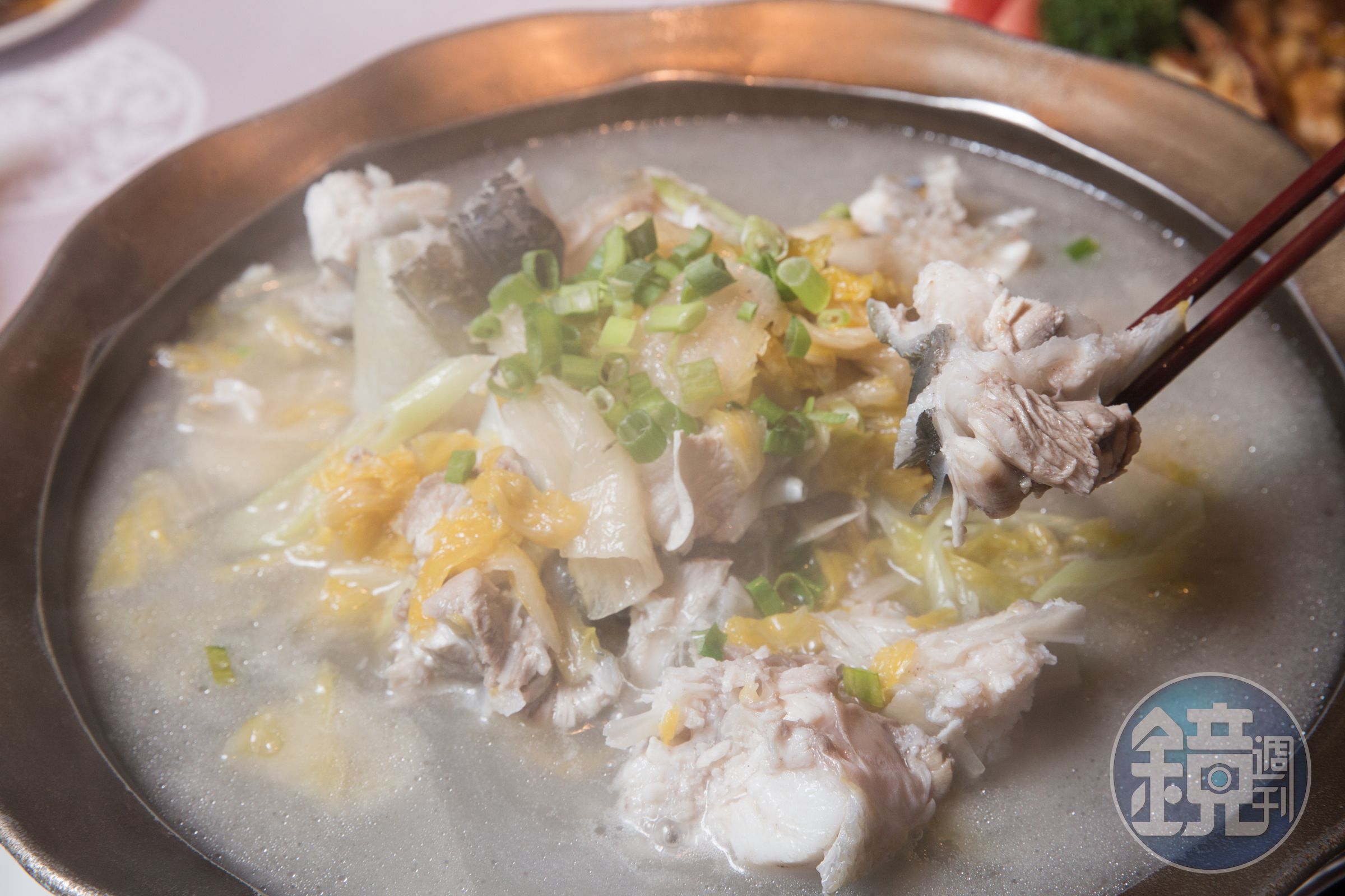 龍膽石斑煨酸菜酸香開胃，龍膽石斑膠質豐富，酸白菜是老闆娘手工醃製。