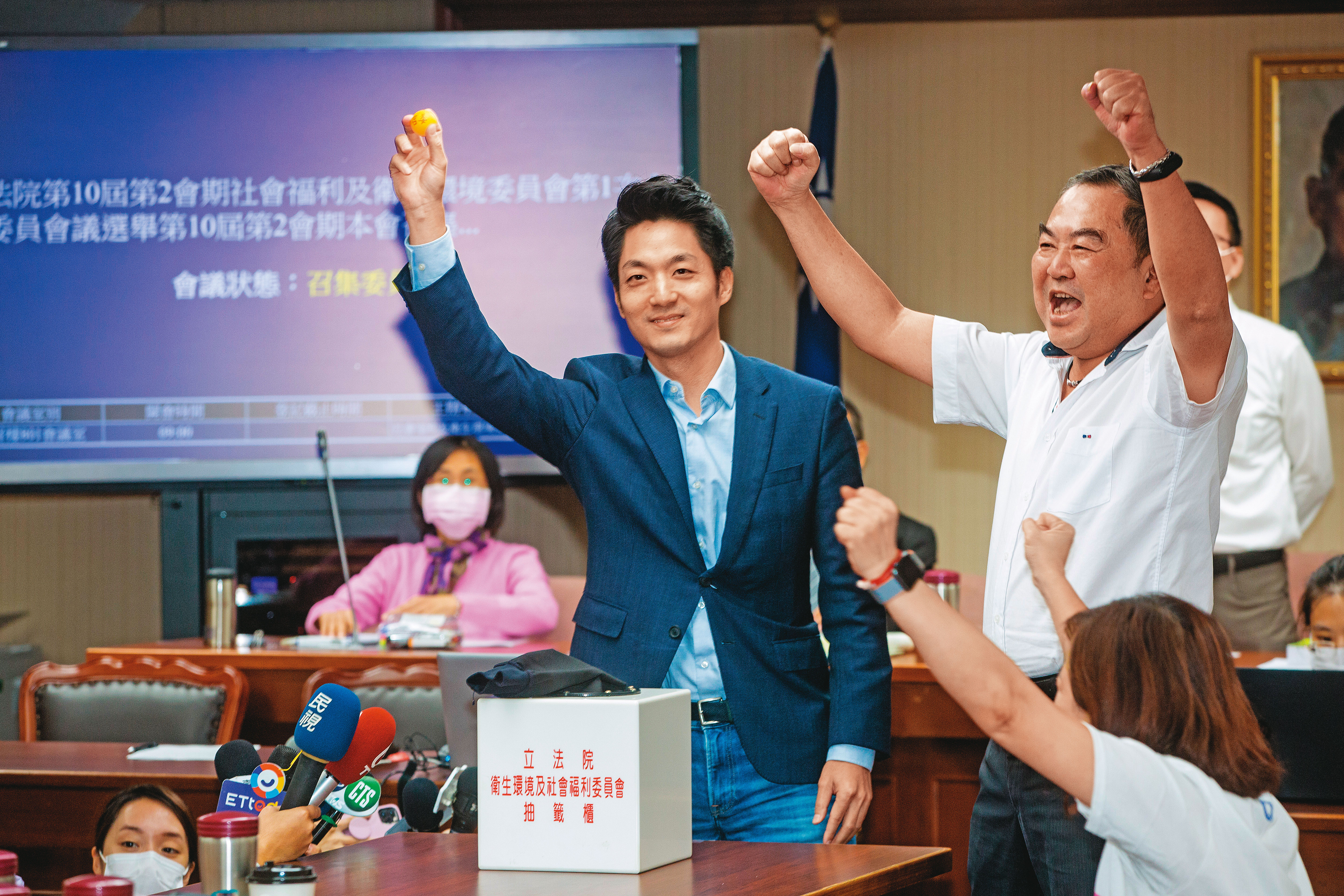 國民黨立委蔣萬安被視為藍營出戰台北市長目前最強人選，甫當選召委的他，將與潛在對手陳時中在立法院針對美豬議題過招。