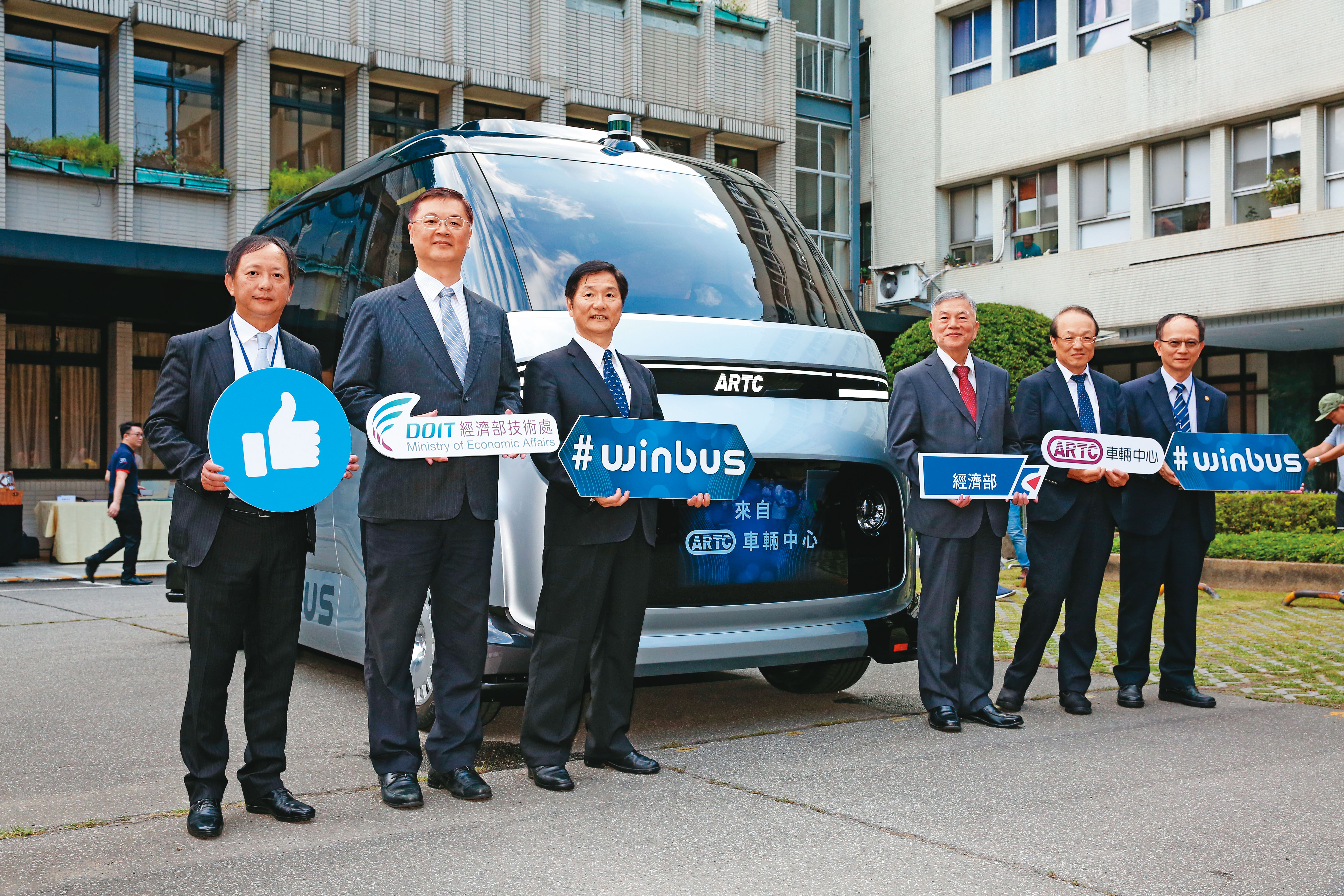電動自駕車已成為全球重要趨勢之一，台灣政府也積極祭出相關優惠政策，鼓勵廠商發展電動車。去年國產自駕小巴亮相，時任經濟部長沈榮津(右3)、交通部次長祁文中(左3)出席活動。