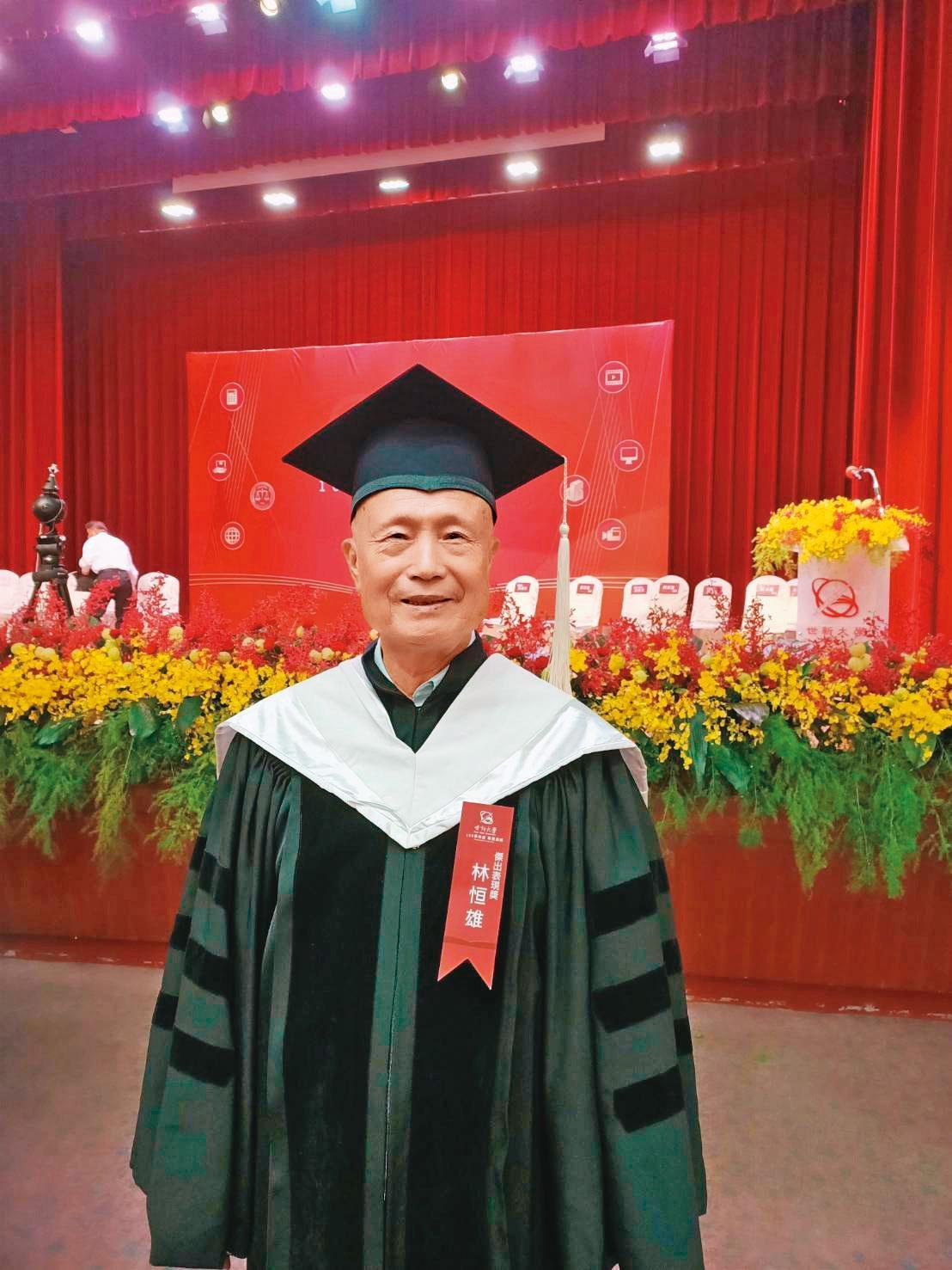 84歲的林恒雄,今年剛拿到世新大學中文所博士學位,精力充沛的他,假日還去當志工救生員。(林恒雄提供)