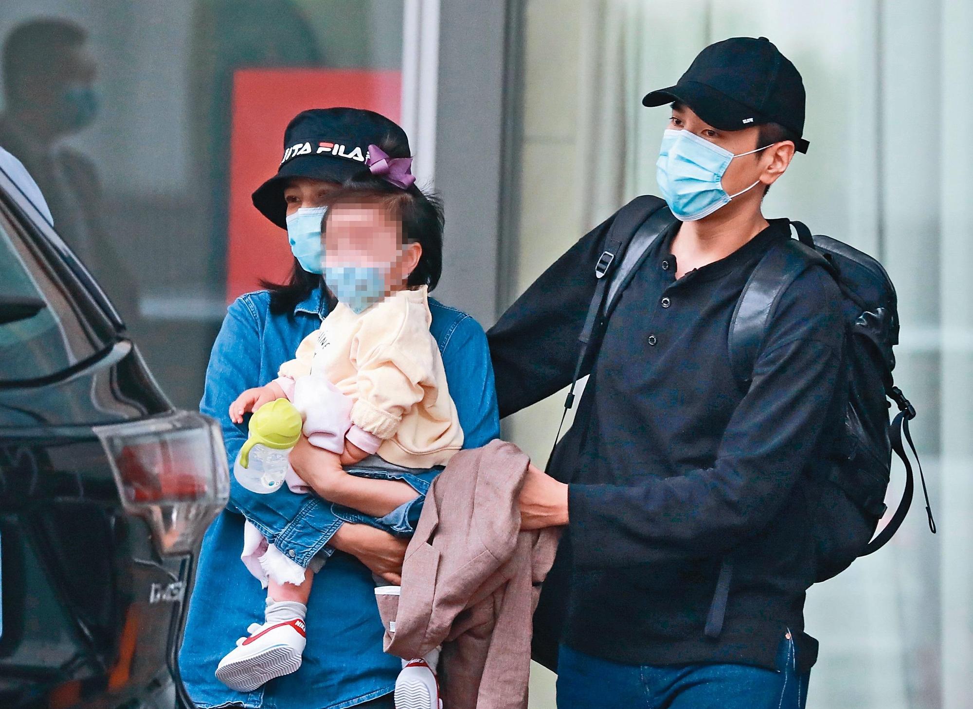 趙又廷與高圓圓3月帶著女兒從台灣返上海開工，當時高圓圓還被嫌大腿粗壯，產後身材恢復不佳。（東方IC）