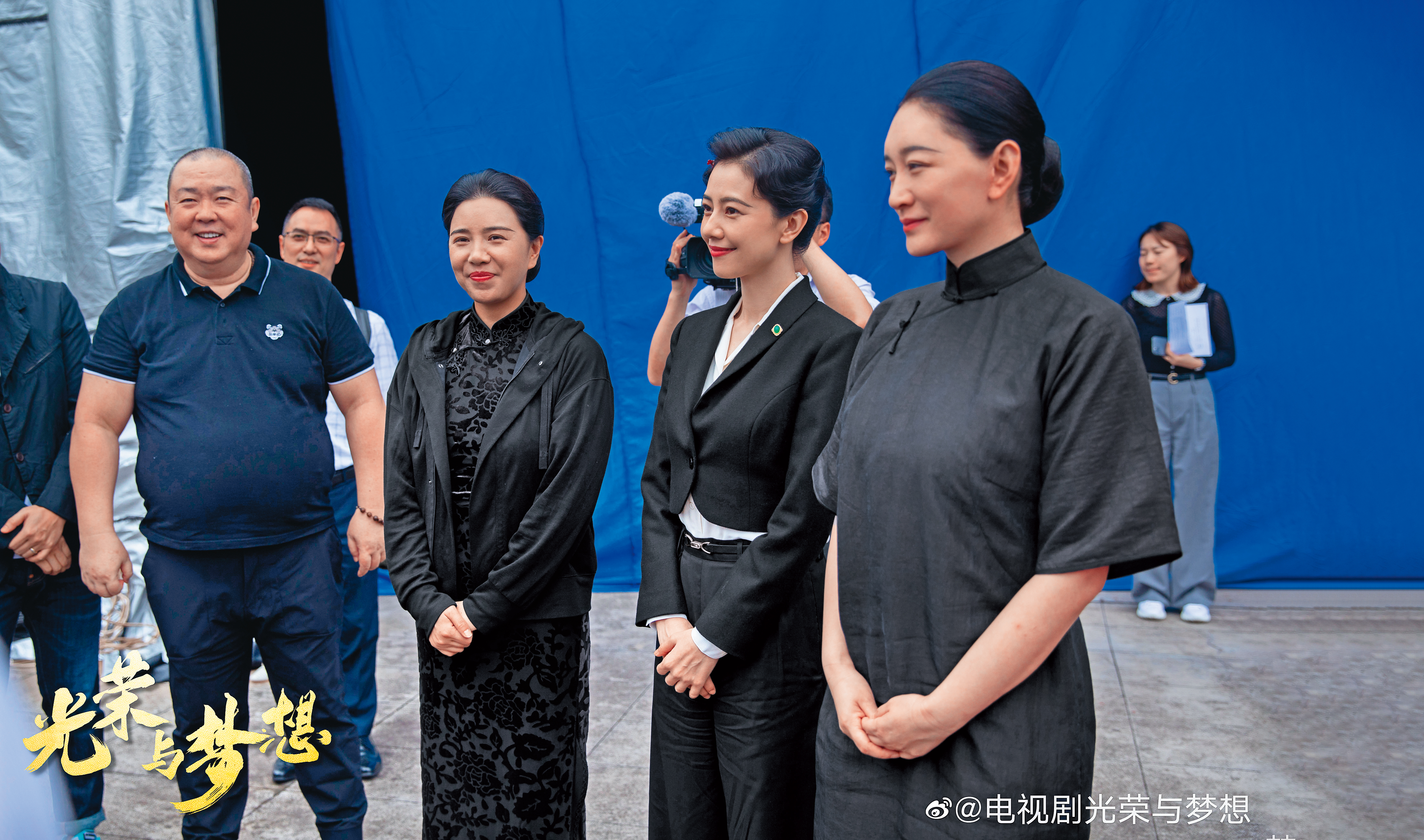 高圓圓(右二)產後1年多才復工演出電視劇,新戲《光榮與夢想》她扮演蔣宋美齡,被讚是史上顏值最高的版本。(翻攝自電視劇《光榮與夢想》微博)