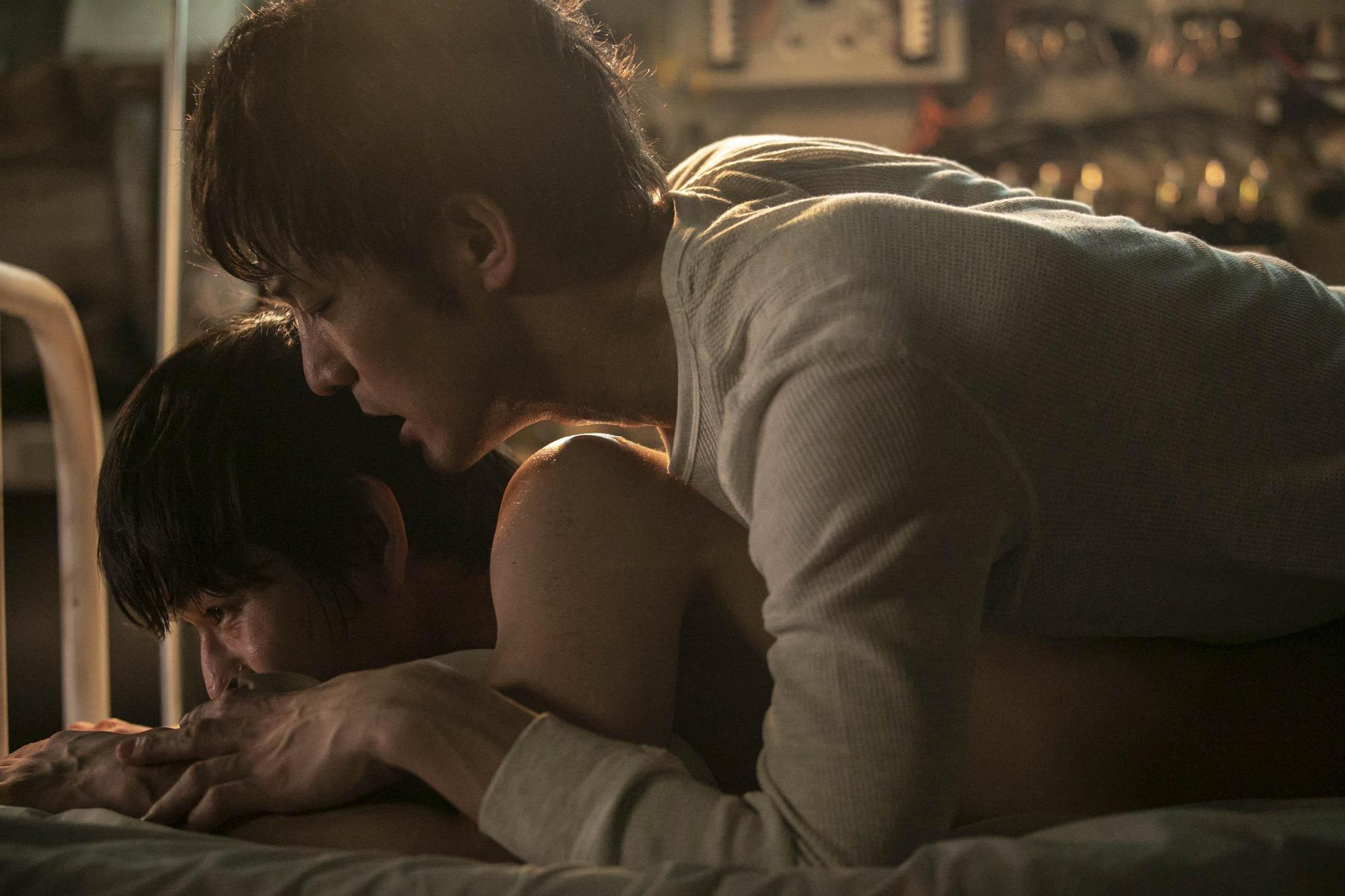 想跳樓自殺的男子為人所救,他承諾對方要求託付生命,沒想到卻是男男間的「監禁」與「調教」。(網路圖片)