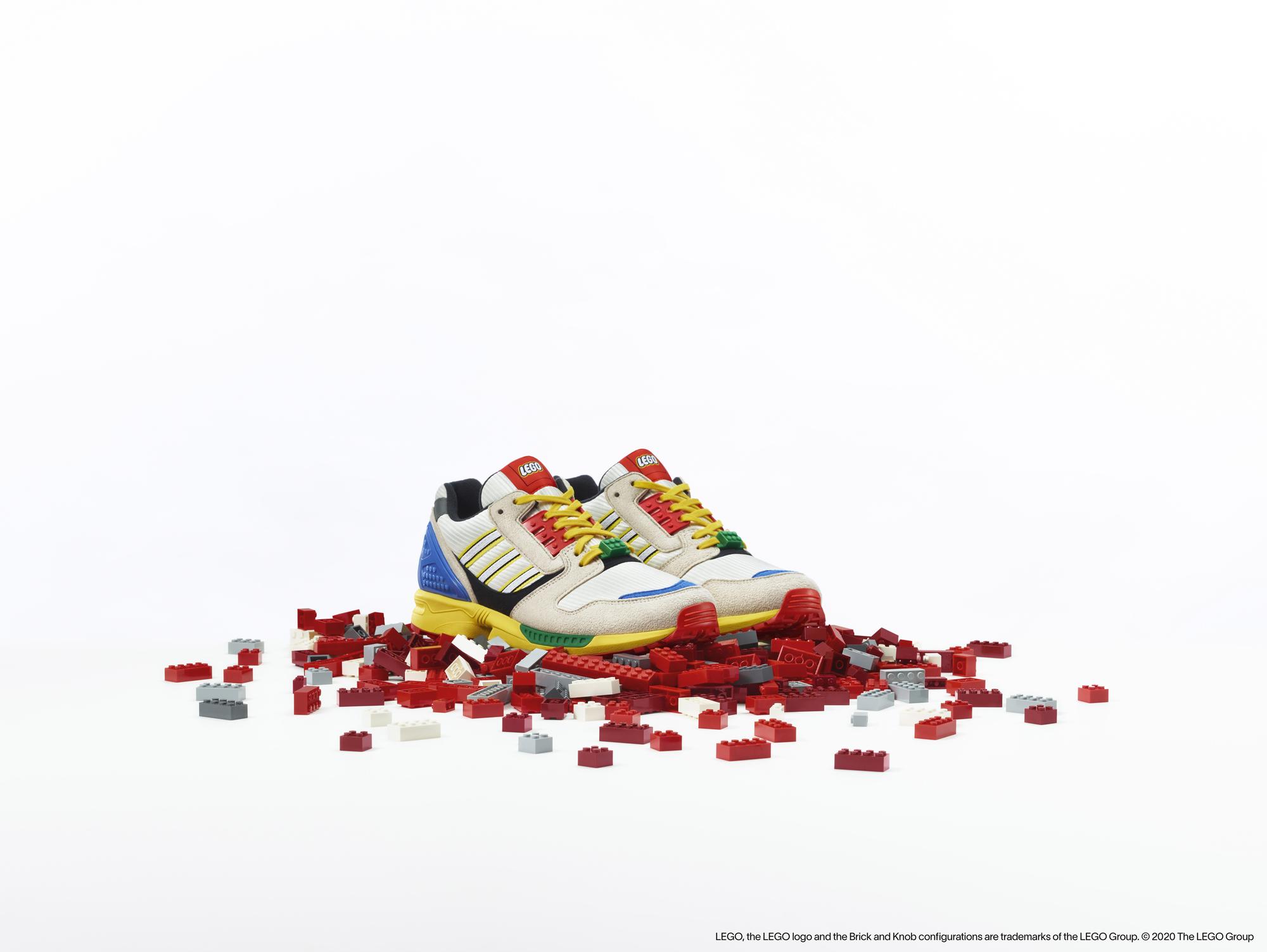 adidas Originals x LEGO聯名款ZX8000男生鞋款。NT$4,890。(adidas Originals提供)