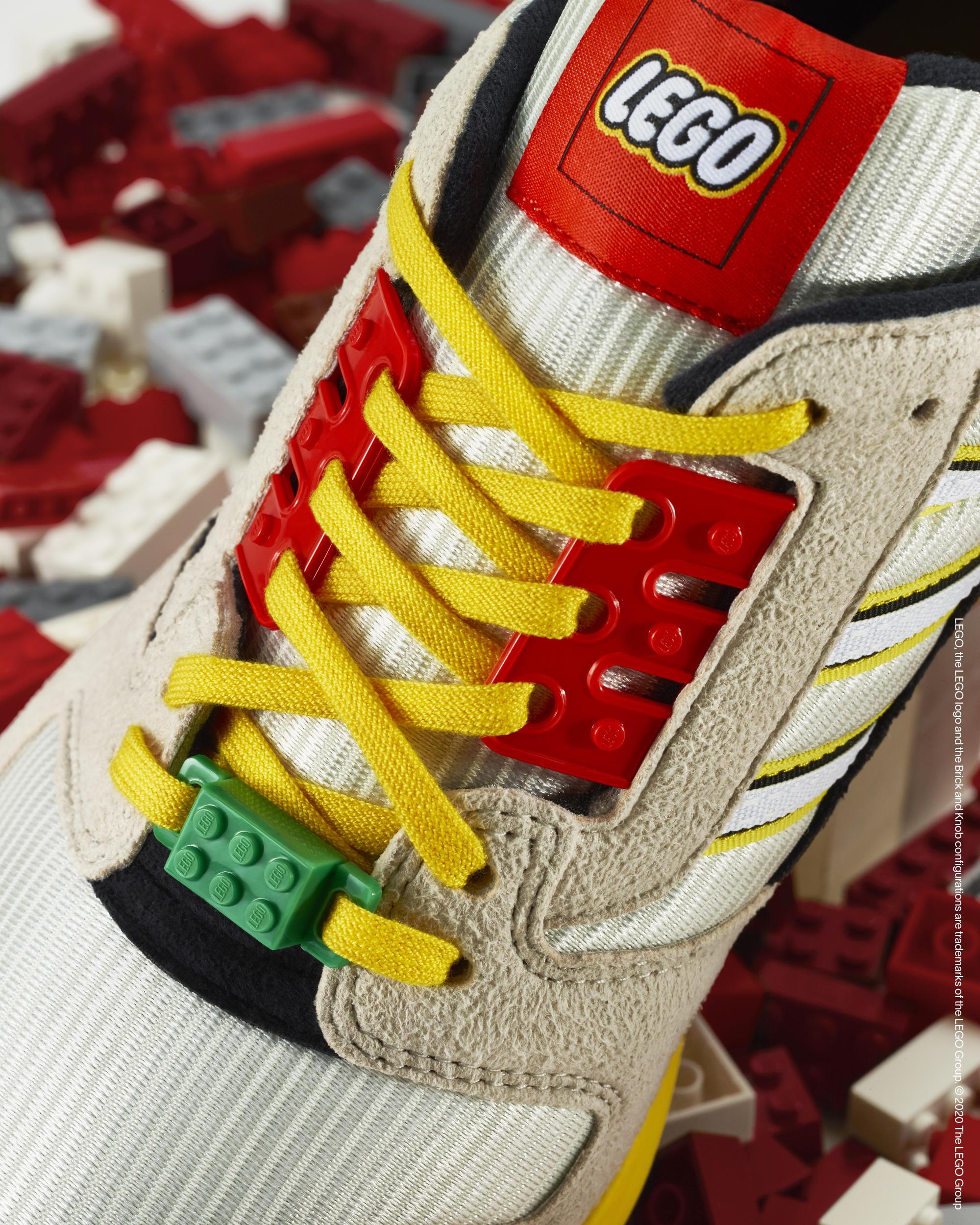 adidas Originals ZX8000以多彩LEGO代表色拼接,鞋帶、鞋釦滿載經典樂高積木的螺柱狀經典設計。(adidas Originals提供)