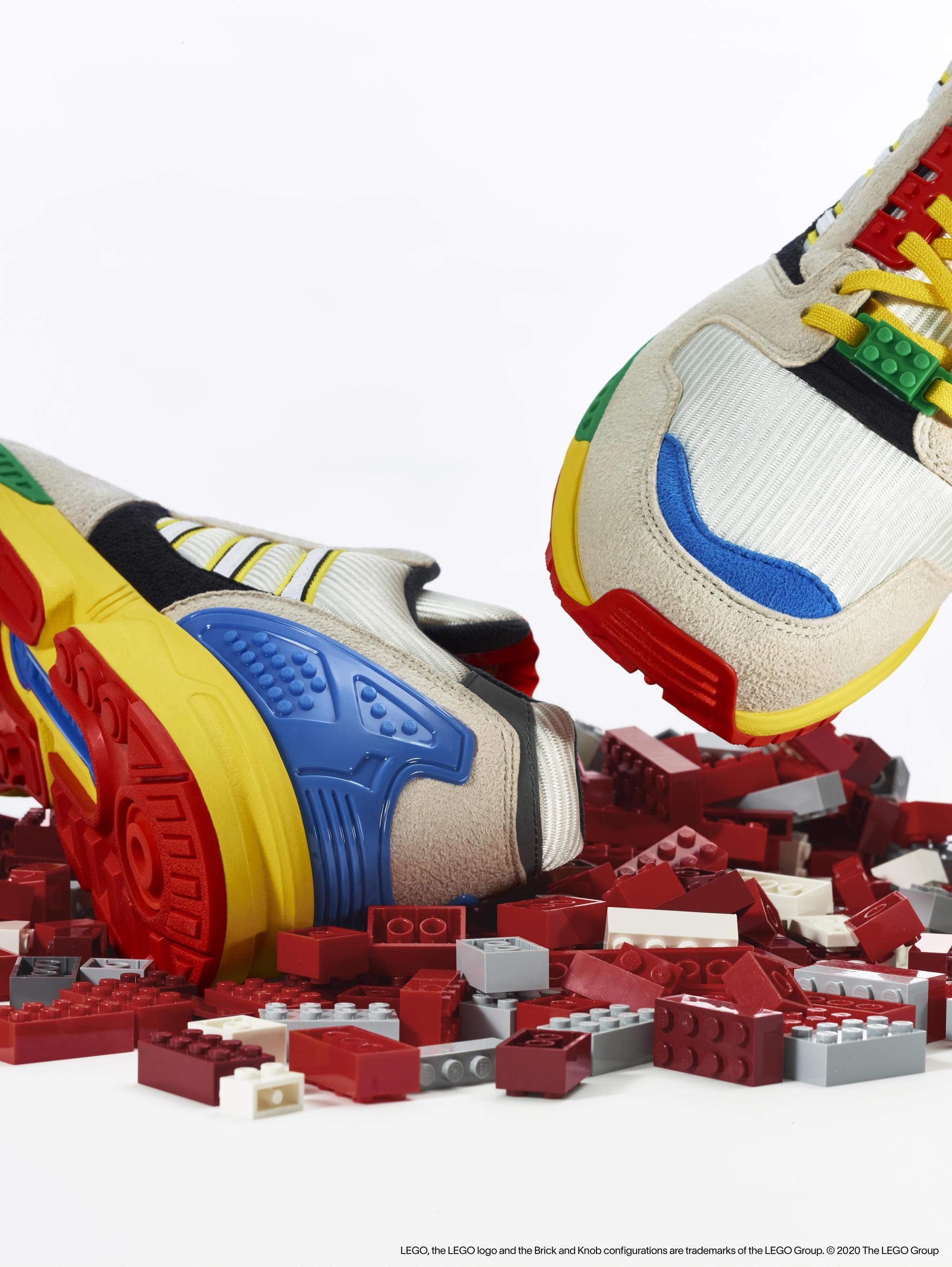 鞋跟、中底包含大底都是辨識度高的LEGO螺柱狀設計特色。(adidas Originals提供)