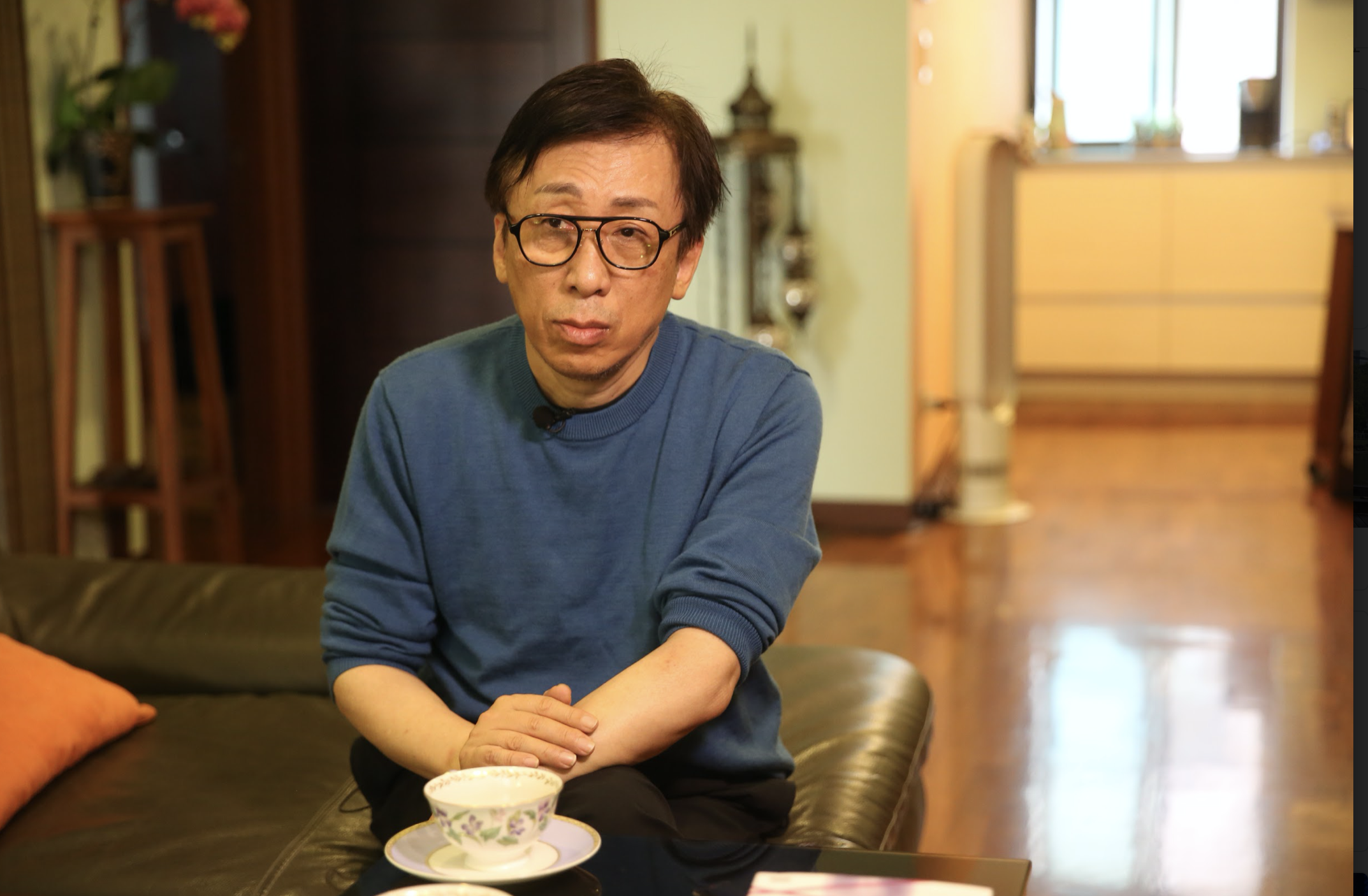 前立委邱毅近日於臉書上點名作家苦苓向台獨跪舔，苦苓則在臉書回諷。