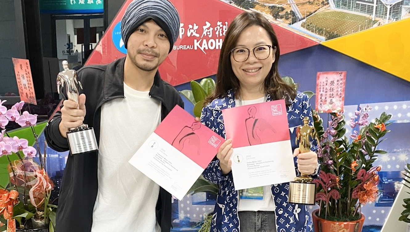 黃明志為高雄創作觀光歌曲《出去走走》榮獲泰利(Telly Awards)電視獎網路最佳MV獎項類金獎,黃明志親自將獎狀獻給高雄。(高雄市觀光局提供)