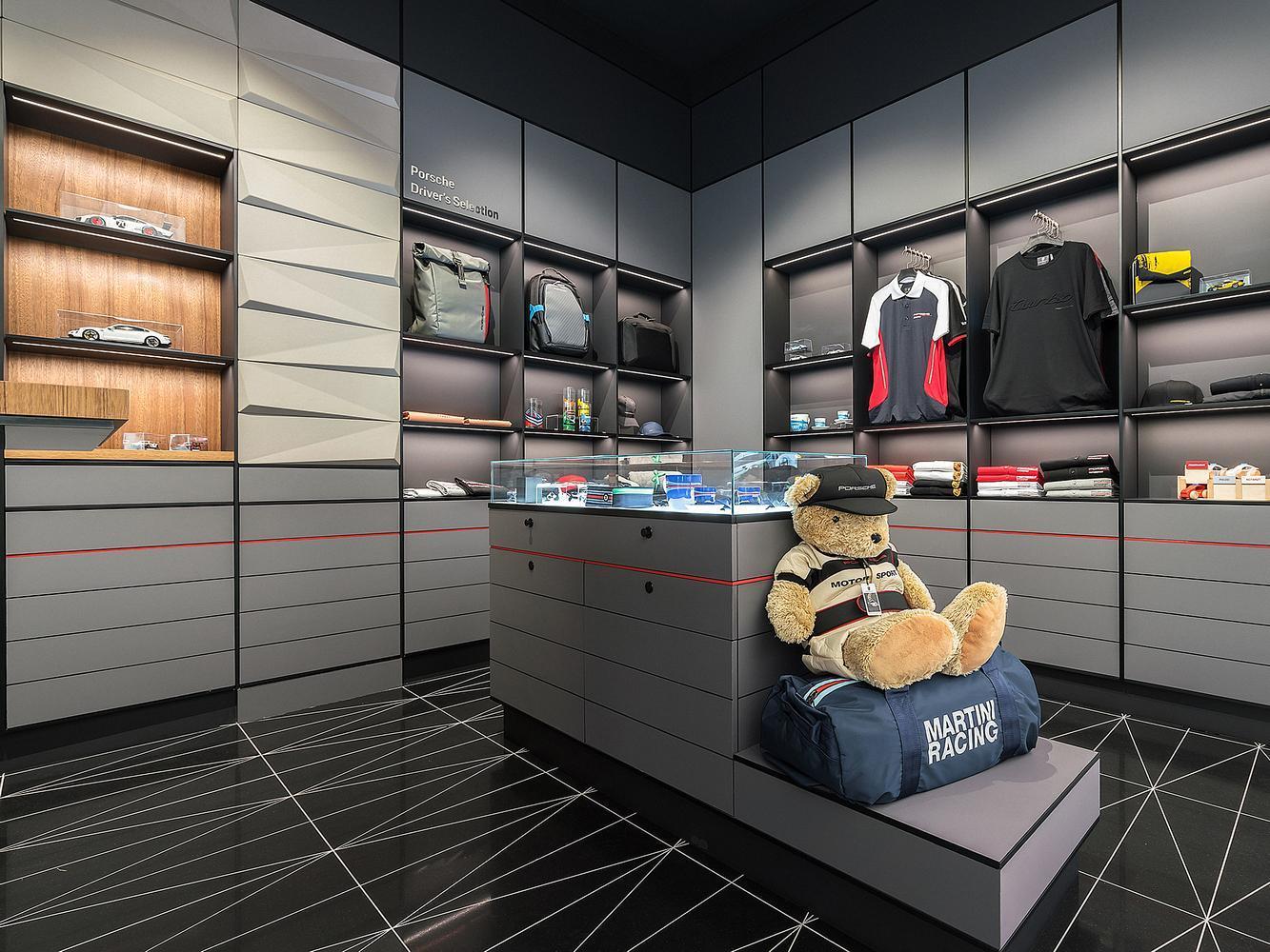 「Porsche Driver’s Selection」與「Tequipment」展售保時捷商務精品與時尚配件。