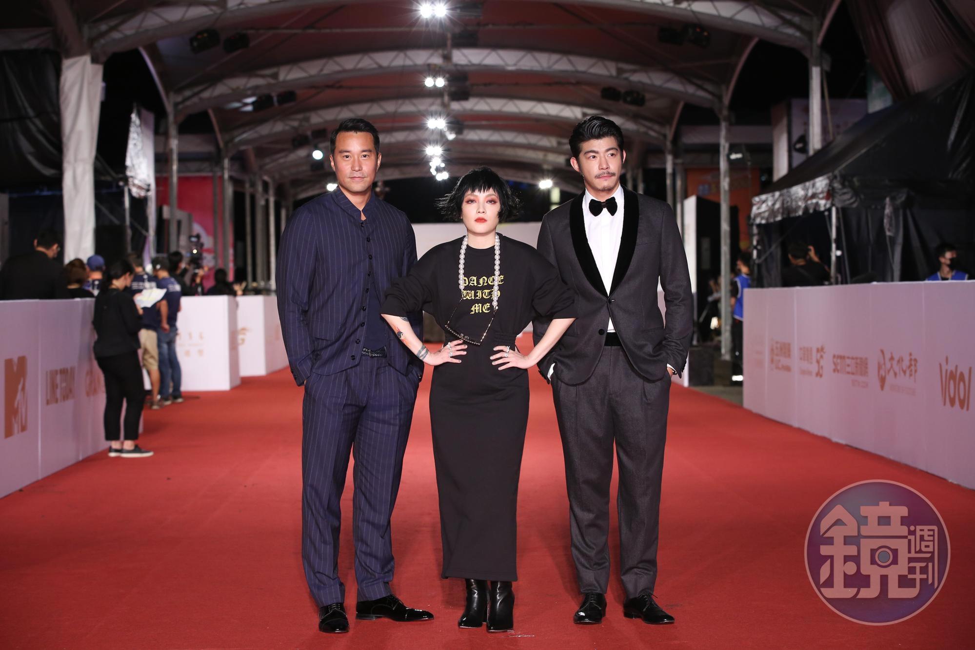 張孝全(左)身著GIORGIO ARMANI,腳踏穿紅底鞋Christian Louboutin,與范曉萱(中)、王柏傑(右)出席第55屆電視金鐘獎星光大道。